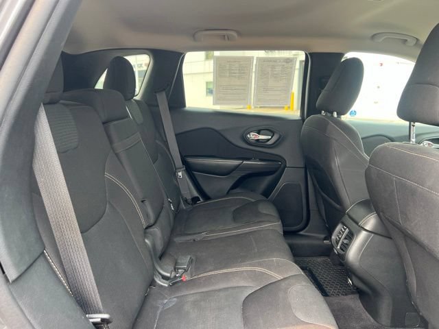 Used 2016 Jeep Cherokee Latitude w/ Cold Weather Group AWD/4WD image 12