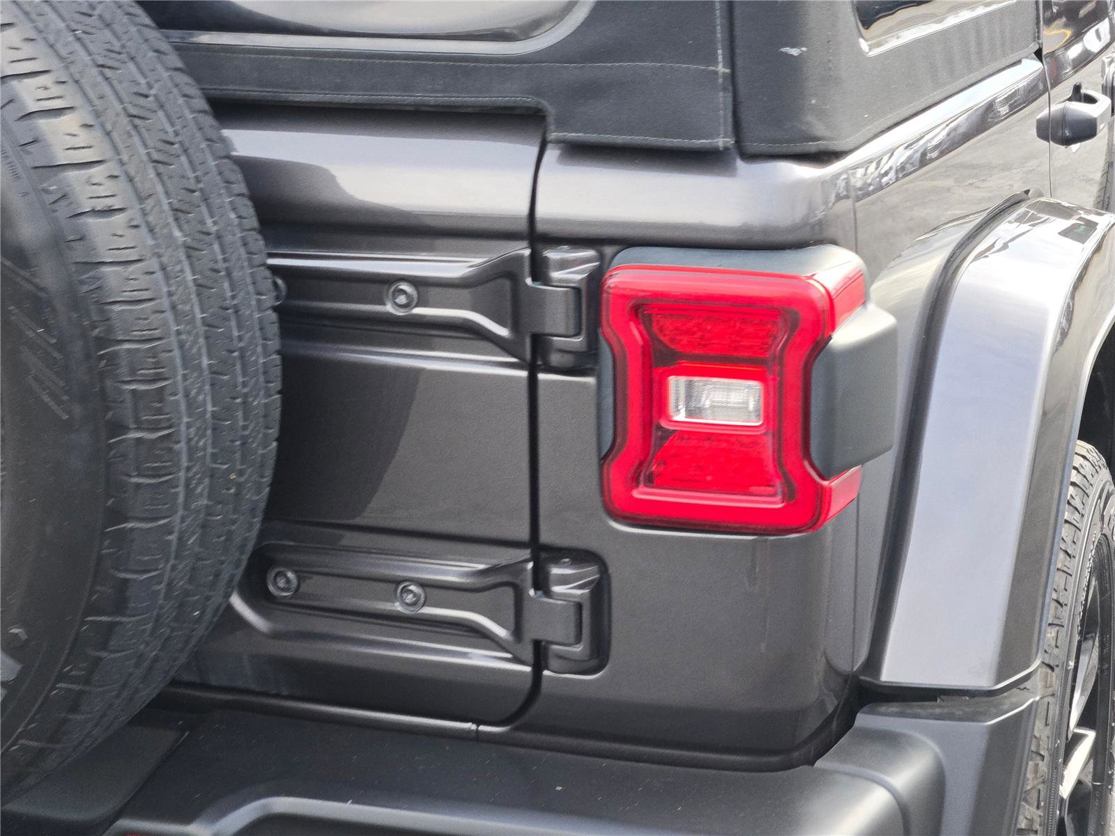 Used 2024 Jeep Wrangler Sahara image 13