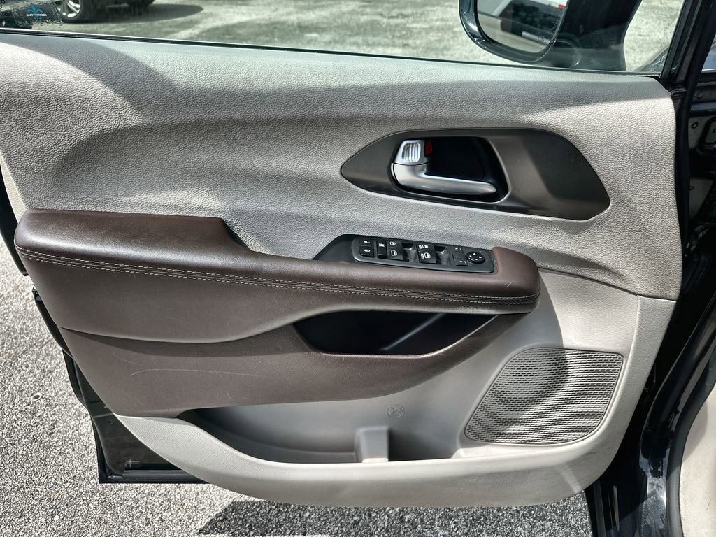 Used 2019 Chrysler Pacifica Touring-L FWD image 21