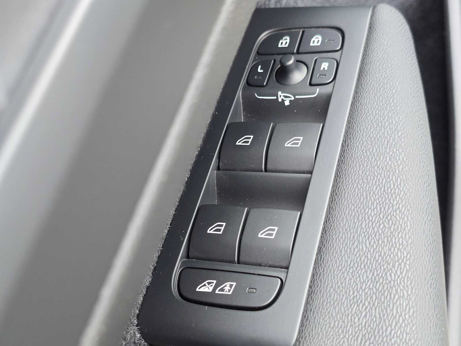Certified 2023 Volvo C40 P8 Recharge Ultimate w/ Protection Package Premier AWD/4WD image 22