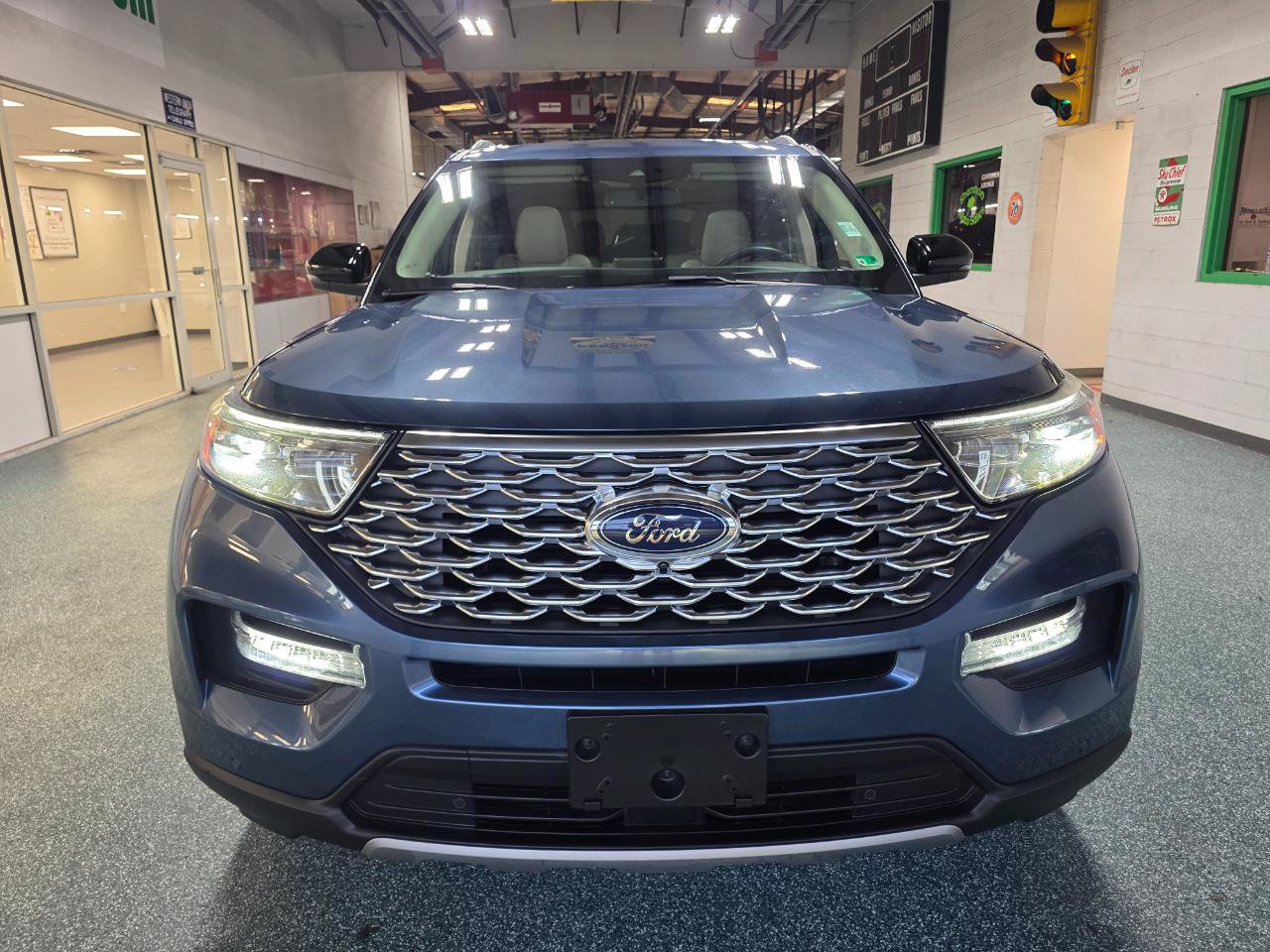 Used 2020 Ford Explorer Platinum w/ Premium Technology Package AWD/4WD image 3