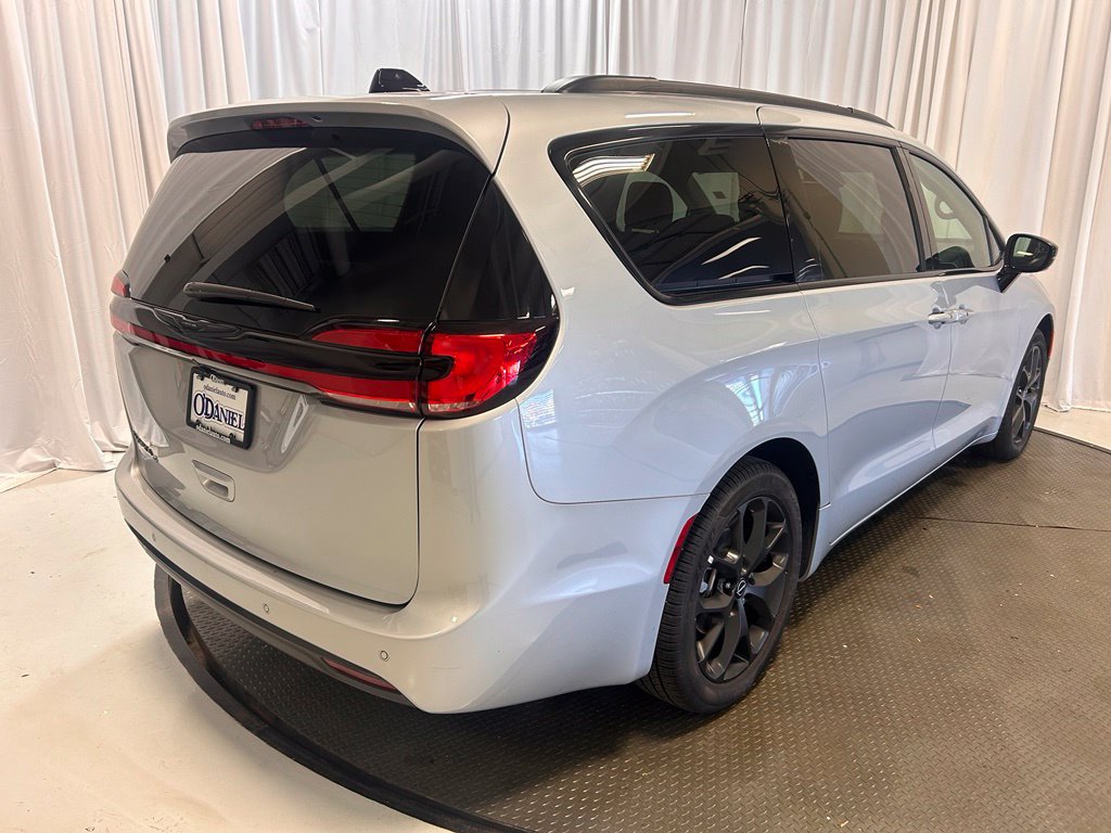 Used 2026 Chrysler Pacifica Select w/ S Appearance Package FWD image 30
