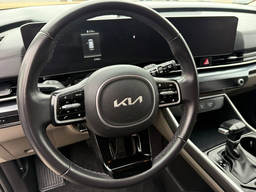 Used 2025 Kia Carnival FWD image 3