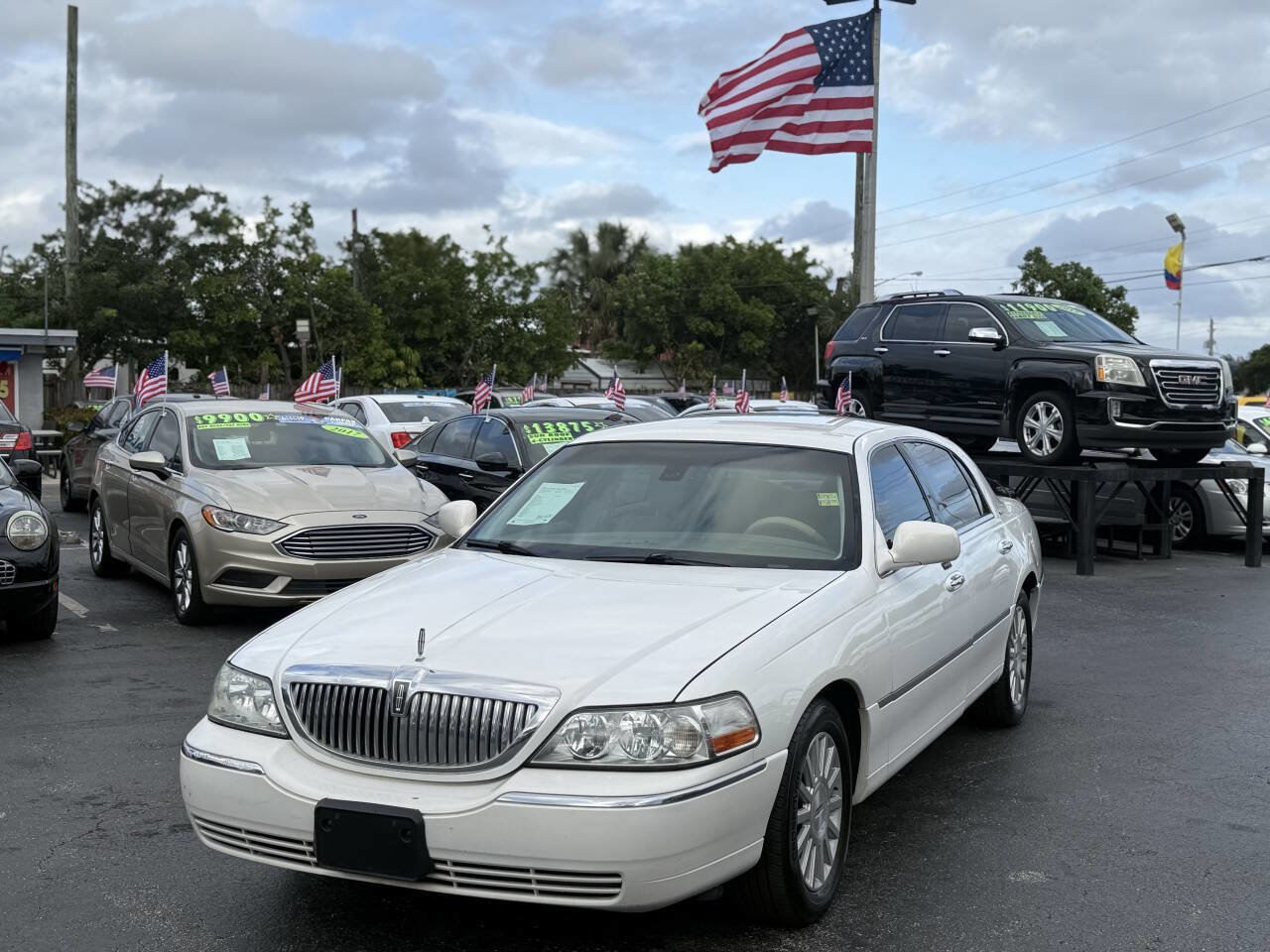 Used 2003 Lincoln Town Car Signature image 13