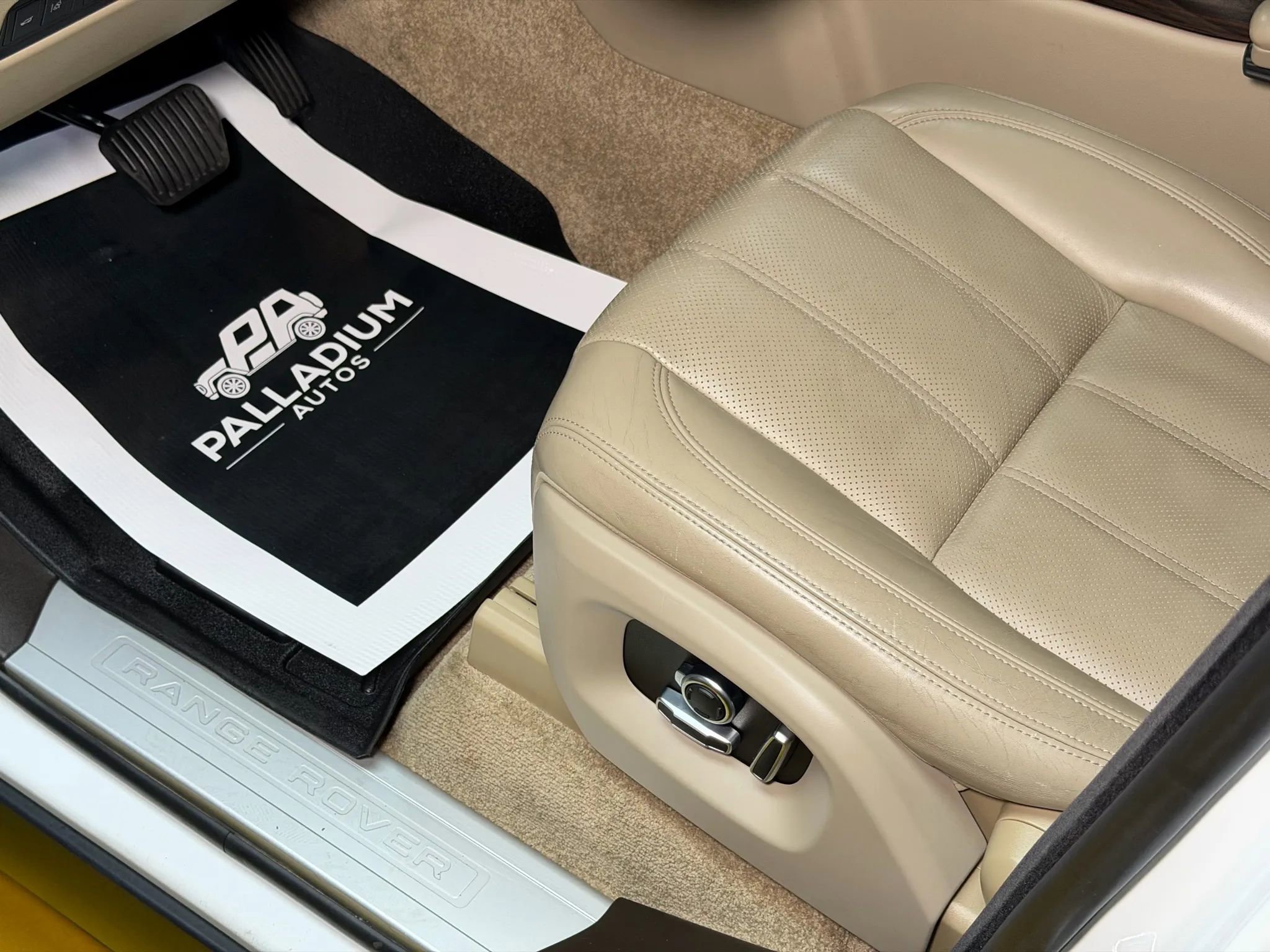 Used 2016 Land Rover Range Rover HSE image 37