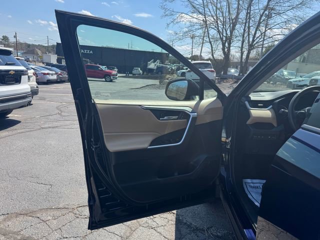 Used 2020 Toyota RAV4 XLE Premium image 18