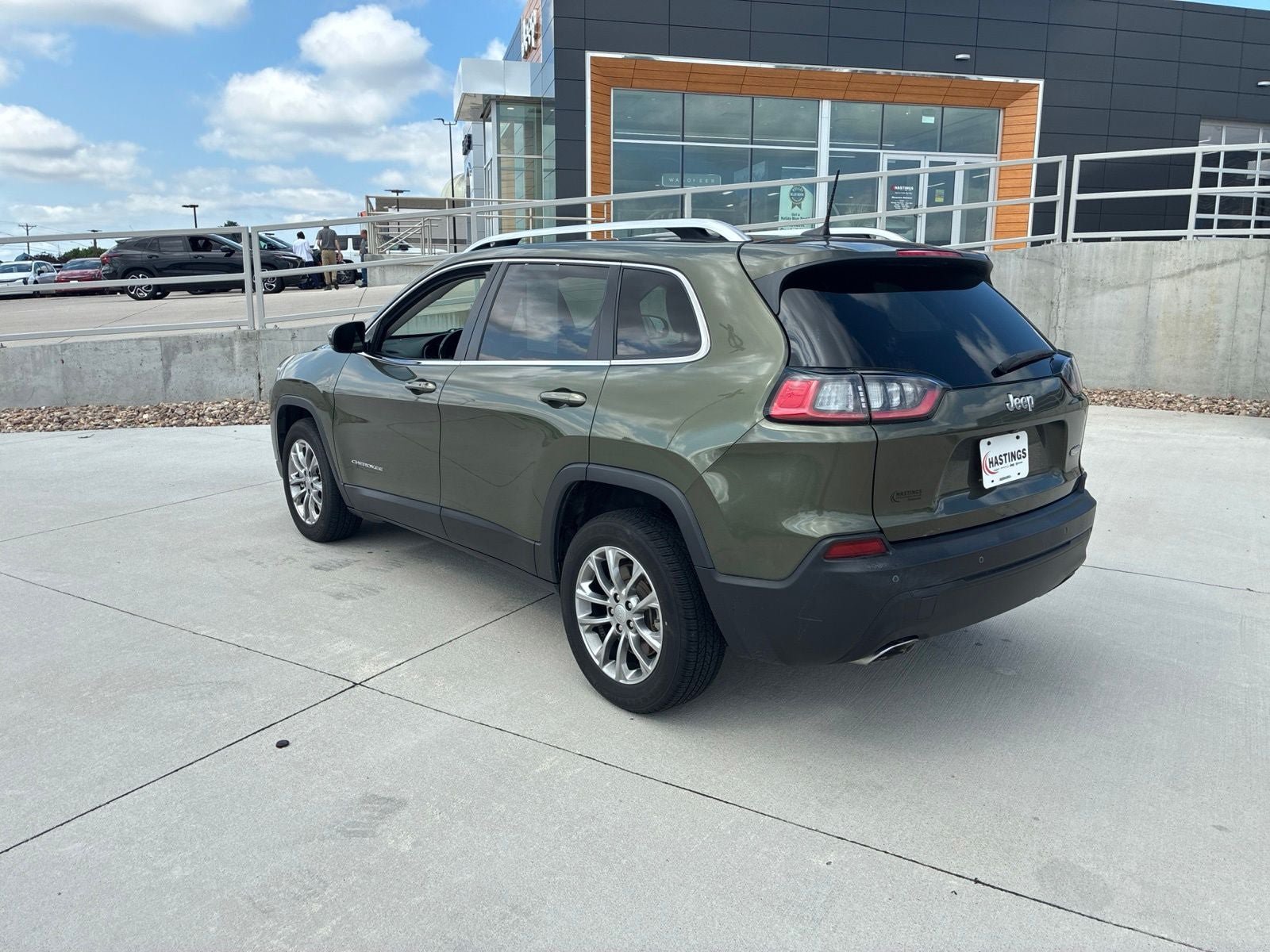 Used 2021 Jeep Cherokee Latitude Lux FWD image 3
