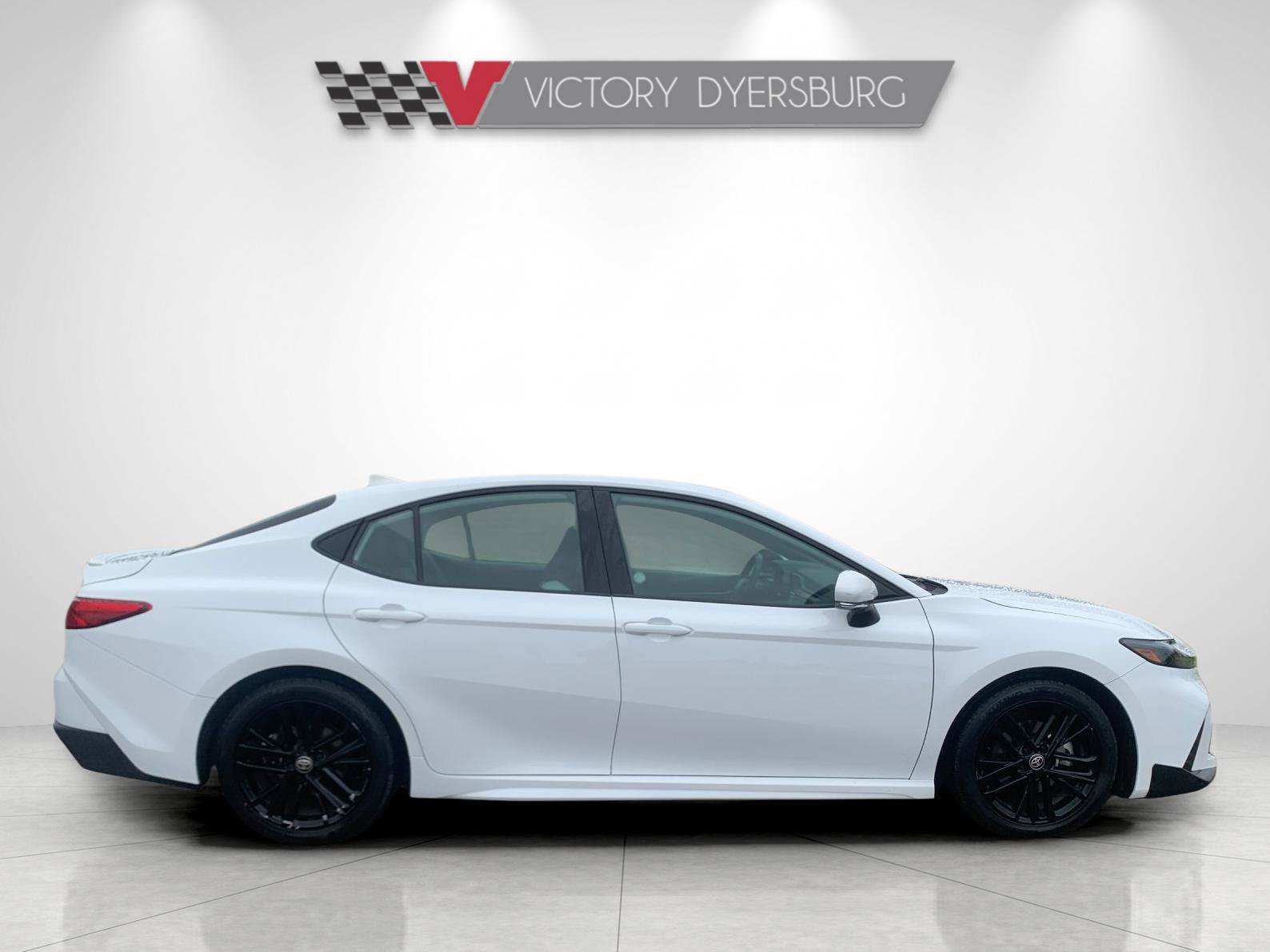 Used 2025 Toyota Camry SE FWD image 3