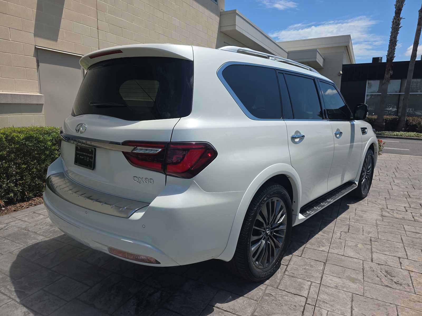 Certified 2024 INFINITI QX80 Premium Select w/ Cargo Package AWD/4WD image 3
