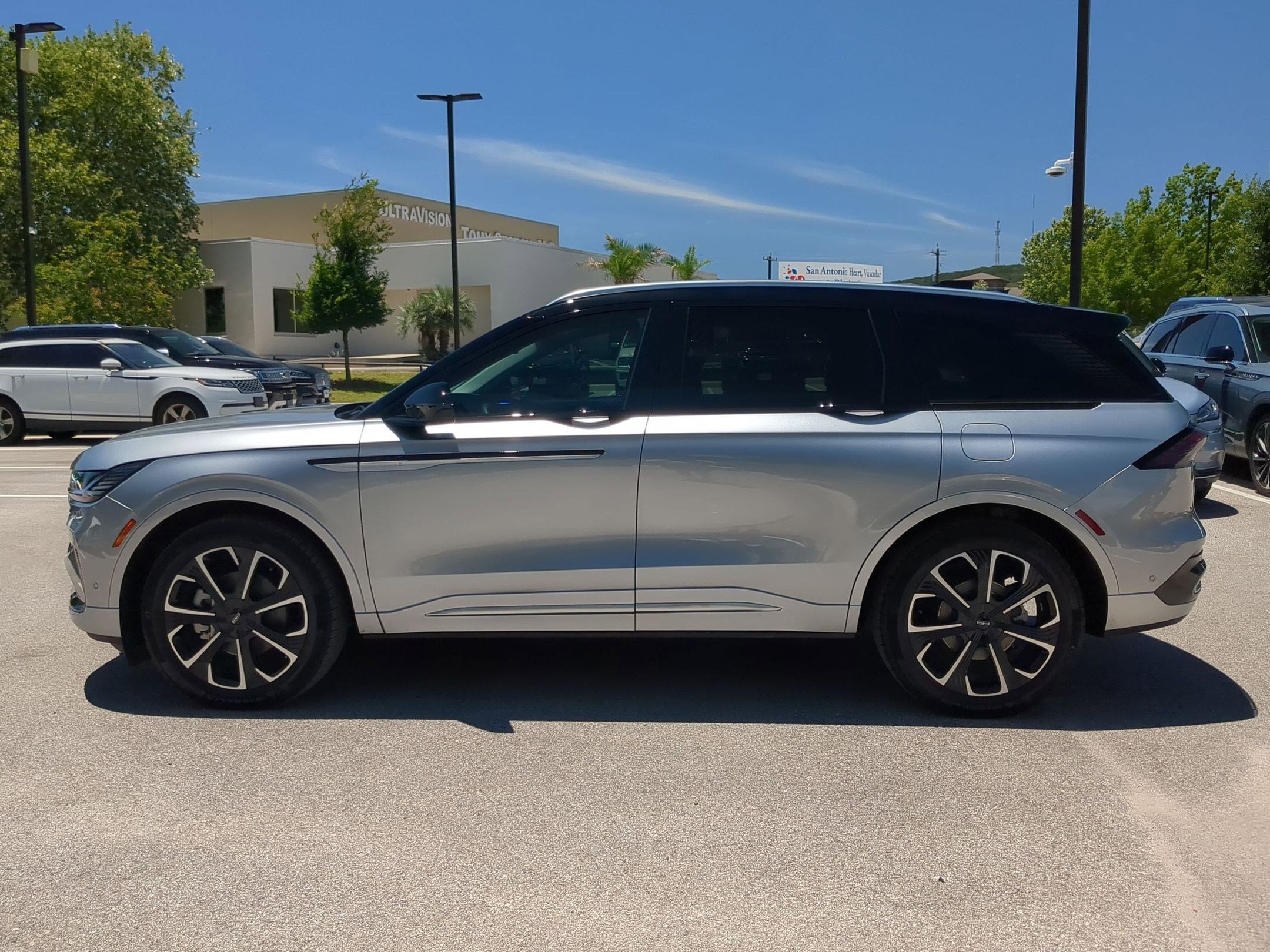 Used 2024 Lincoln Nautilus Reserve AWD/4WD image 12