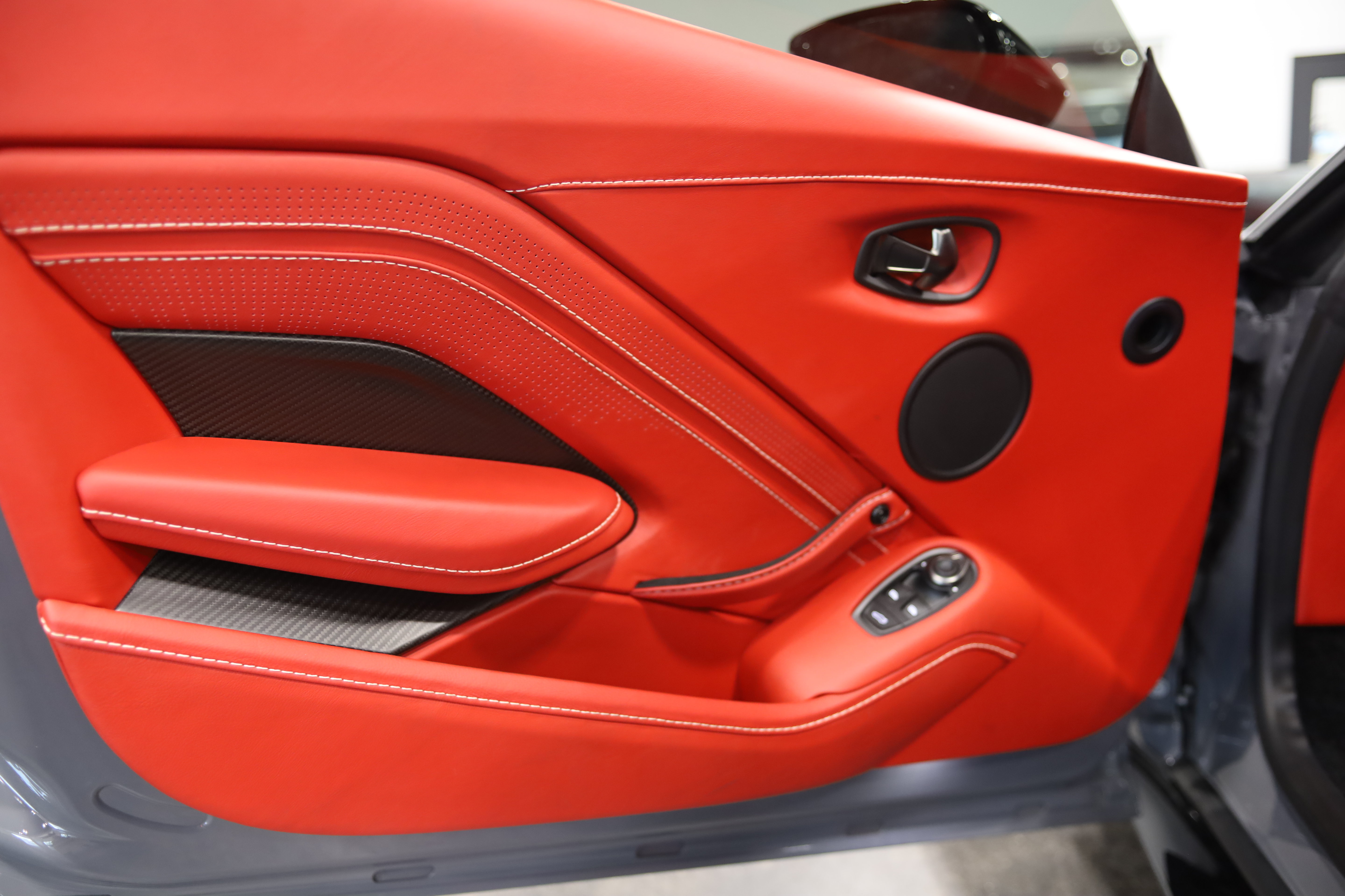 Used 2019 Aston Martin V8 Vantage Coupe RWD image 10