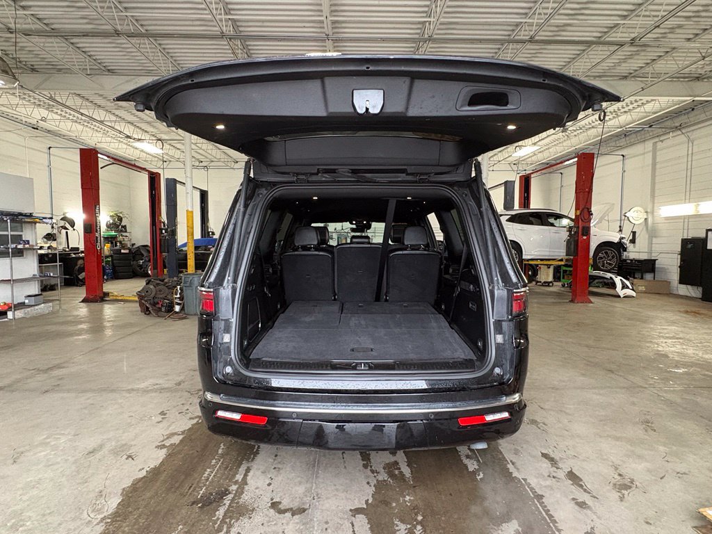Used 2025 Jeep Wagoneer Series II w/ 8-Passenger Seating Package AWD/4WD image 16