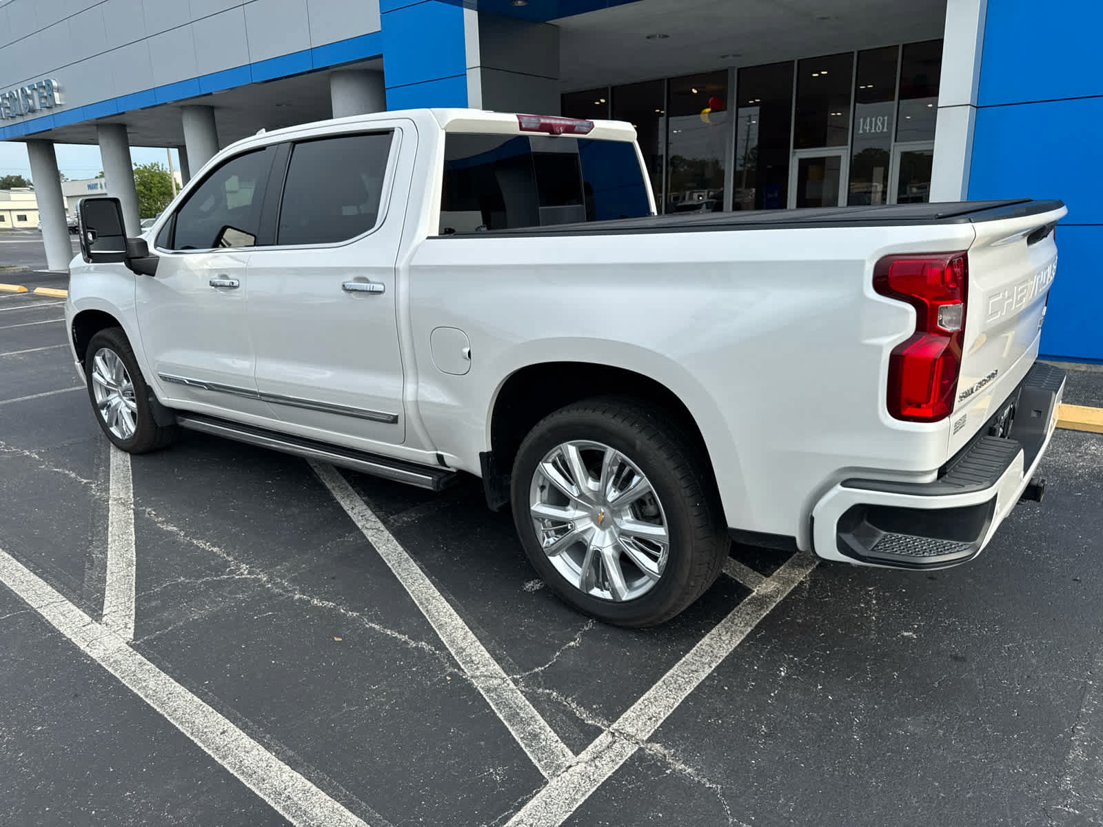 Used 2023 Chevrolet Silverado 1500 High Country w/ High Country Premium Package AWD/4WD image 4
