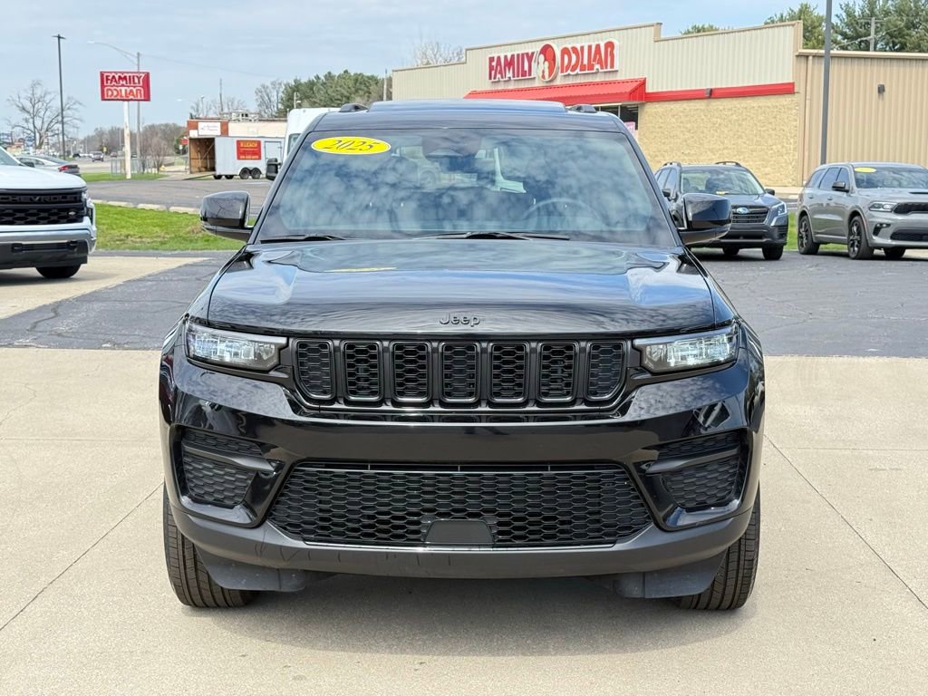 Used 2025 Jeep Grand Cherokee Altitude image 2