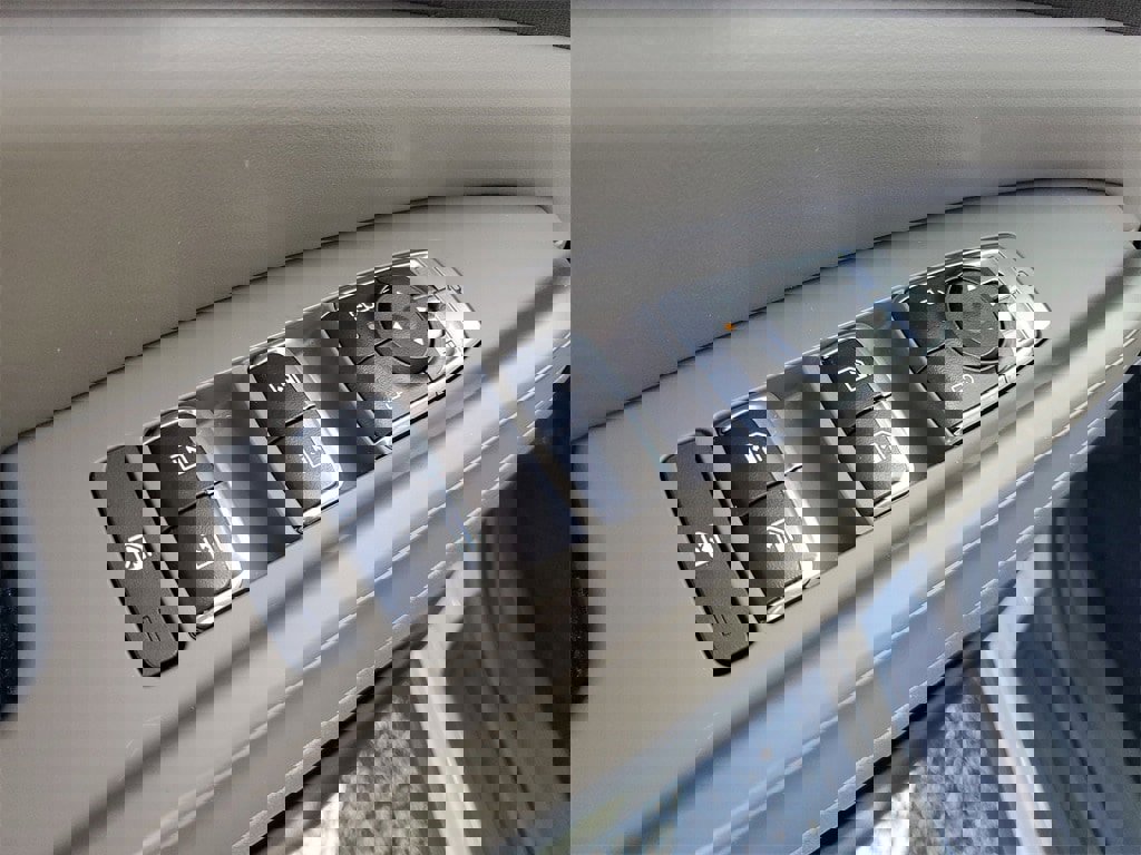 Used 2025 Kia Carnival EX image 9