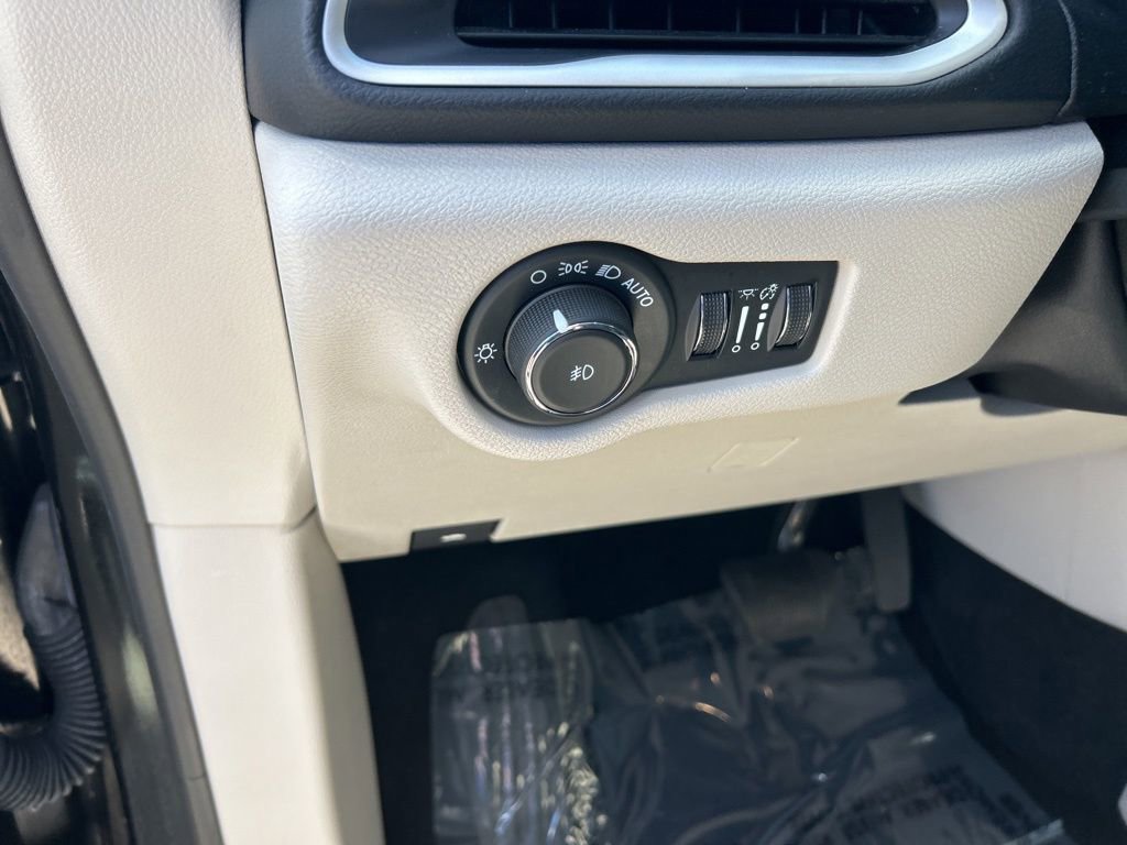 Certified 2023 Chrysler Pacifica Touring-L image 36