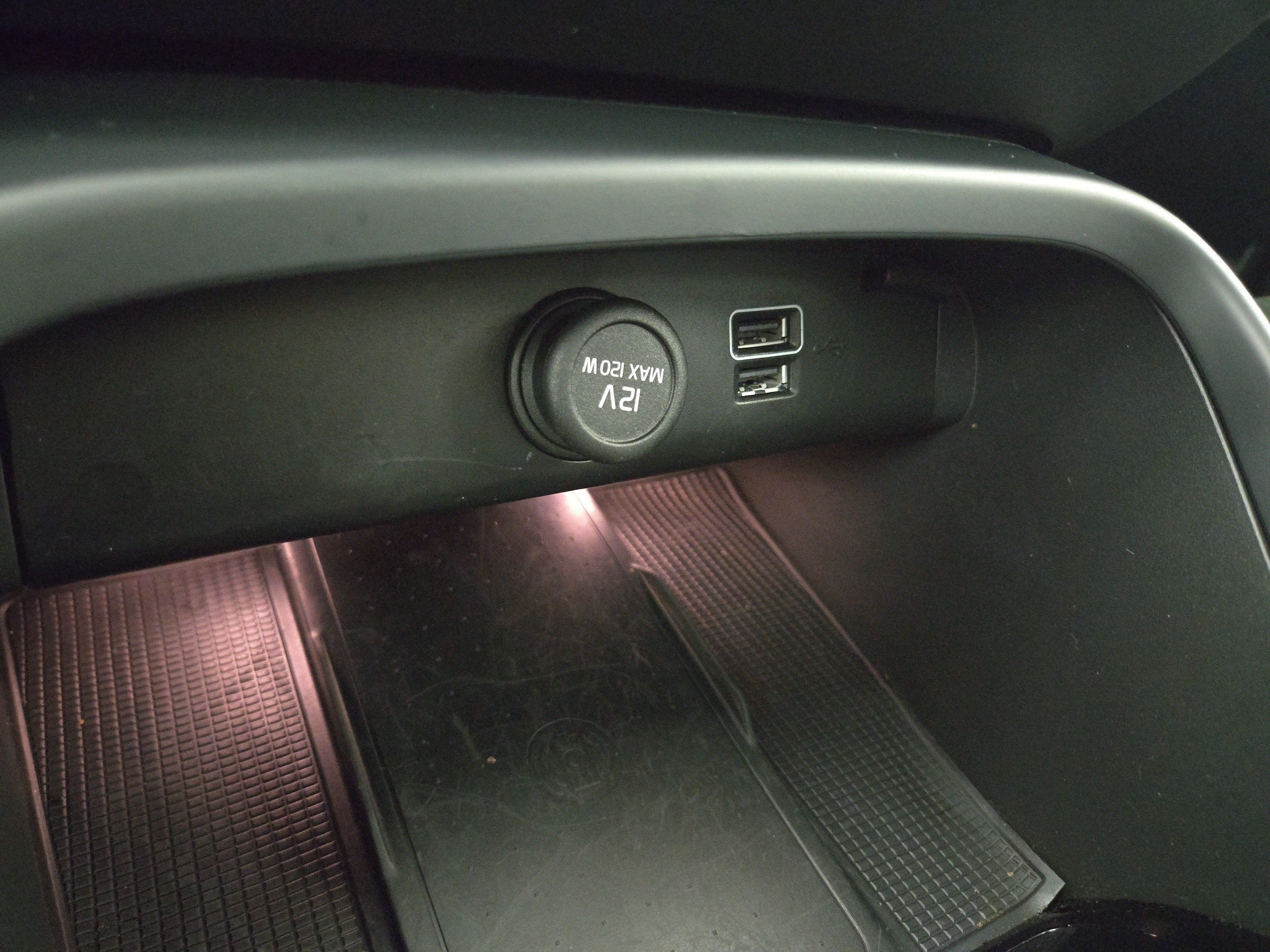 Used 2022 Volvo XC40 T5 R-Design w/ Advanced Package image 26