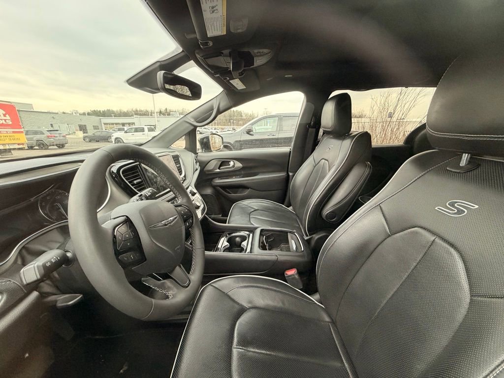 Used 2023 Chrysler Pacifica Limited w/ S Appearance Package image 12