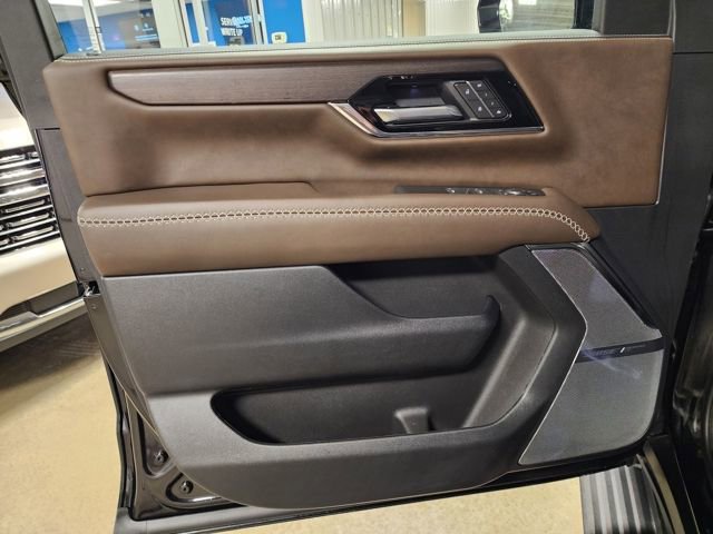 Certified 2025 GMC Yukon Denali Ultimate AWD/4WD image 9