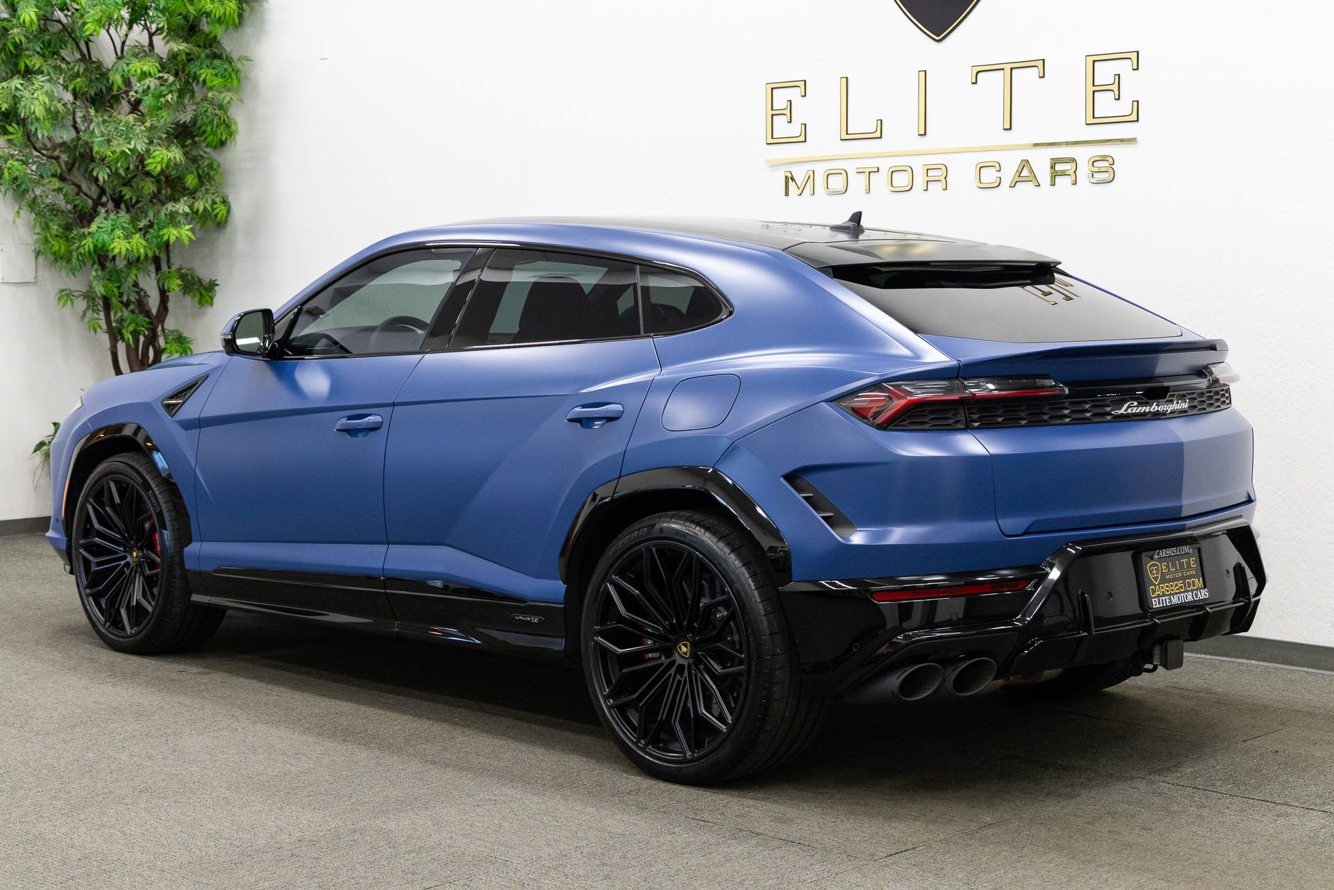 Used 2025 Lamborghini Urus SE image 3