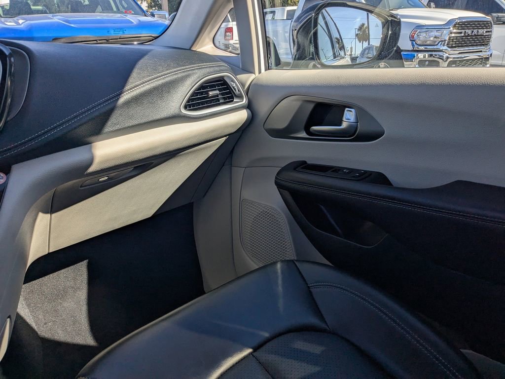 Certified 2024 Chrysler Pacifica Select image 19