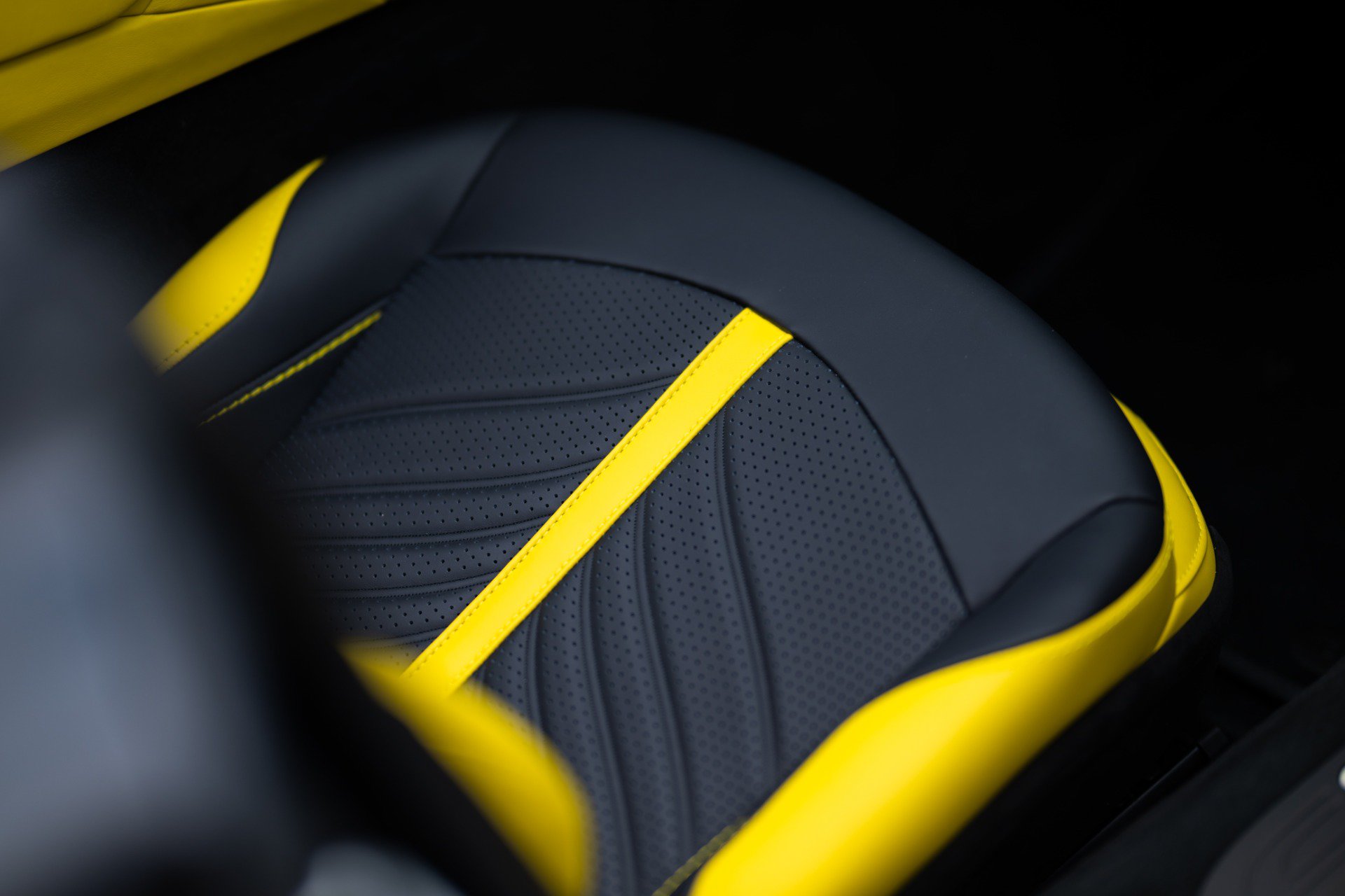 Used 2023 Aston Martin V12 Vantage Roadster RWD image 46