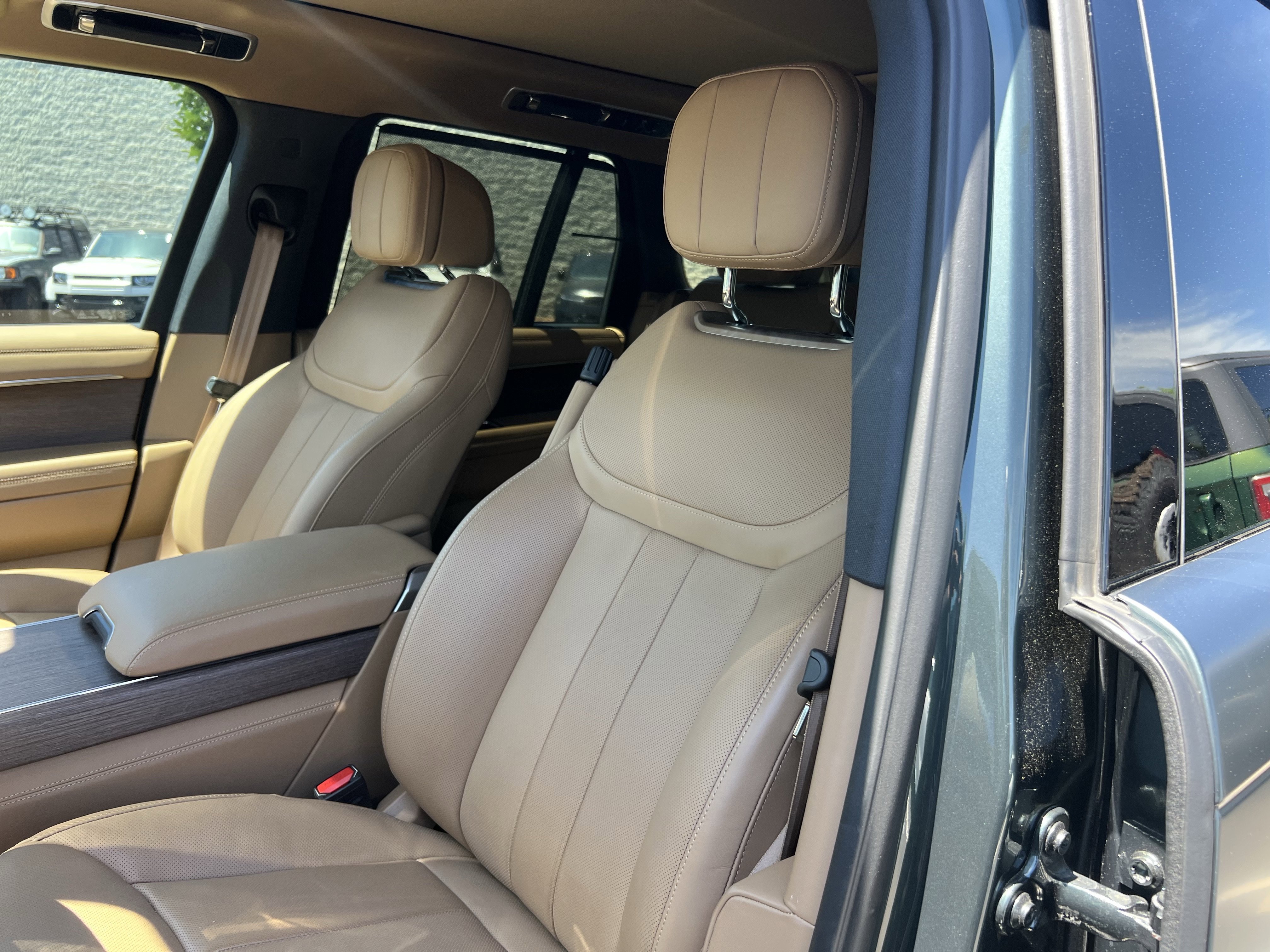 Certified 2025 Land Rover Range Rover SE AWD/4WD image 17