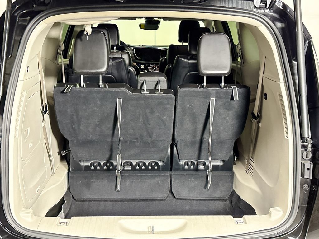 Used 2023 Chrysler Pacifica Touring-L FWD image 19