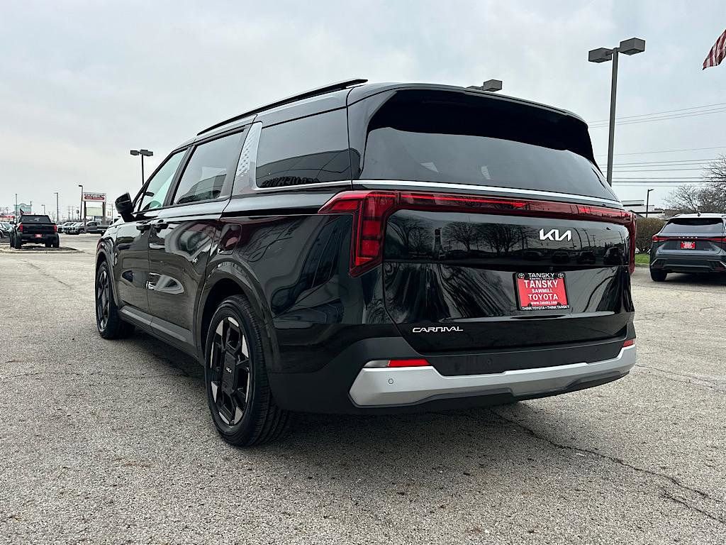 Used 2025 Kia Carnival EX image 3