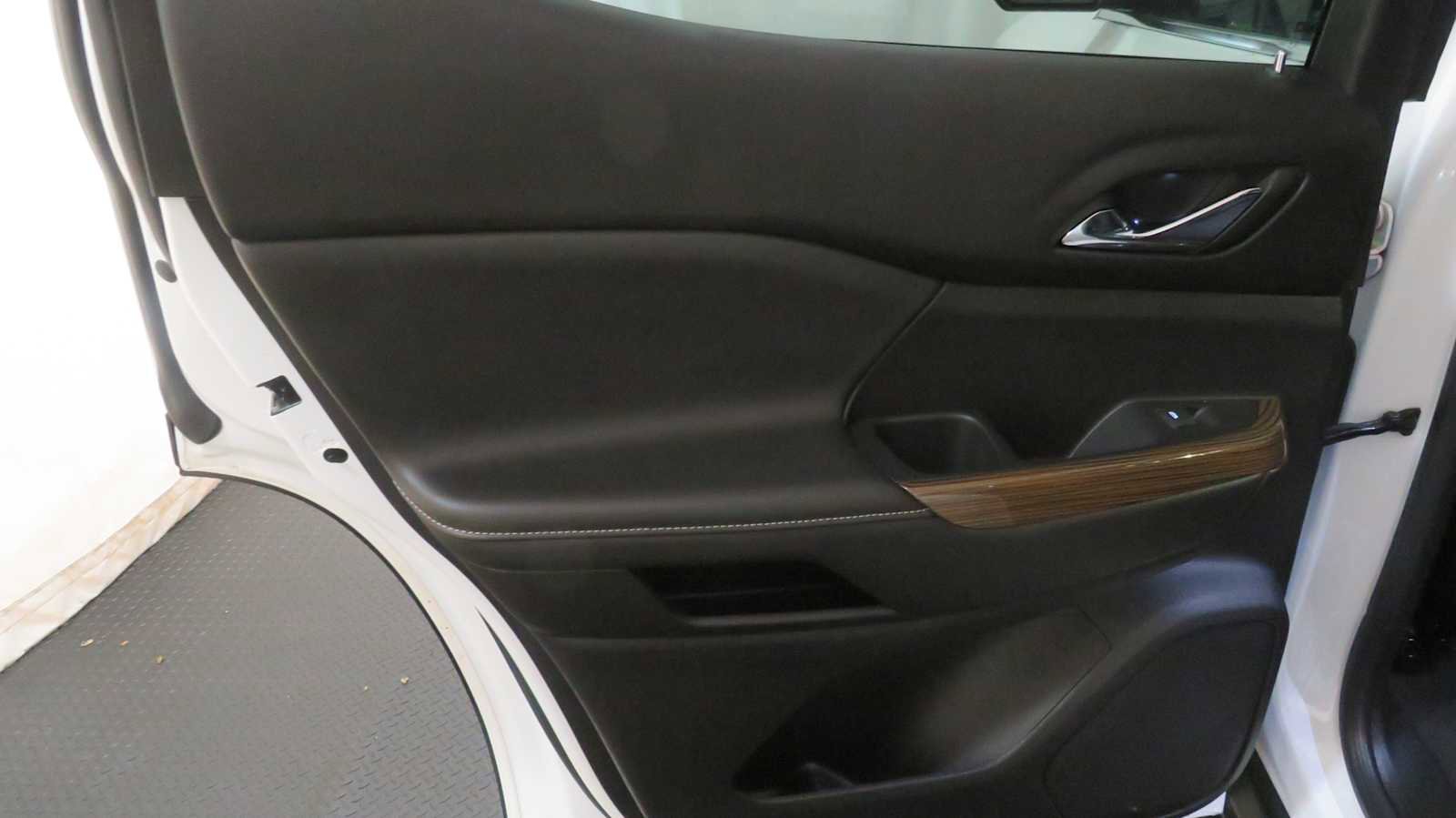 Used 2023 GMC Acadia SLE w/ Driver Convenience Package image 23