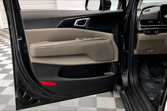 Used 2025 Kia Carnival FWD image 20