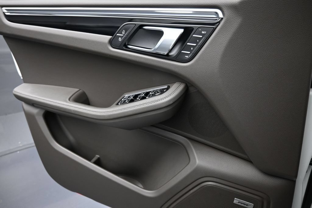 Certified 2025 Porsche Macan AWD/4WD image 26