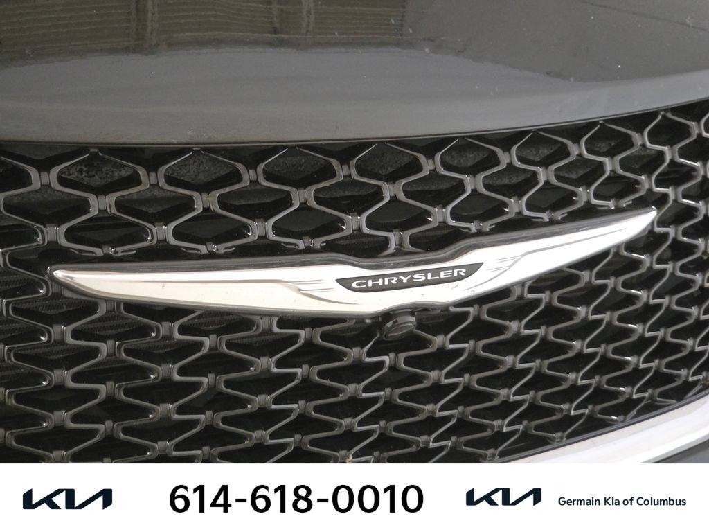 Used 2023 Chrysler Pacifica Touring-L FWD image 13