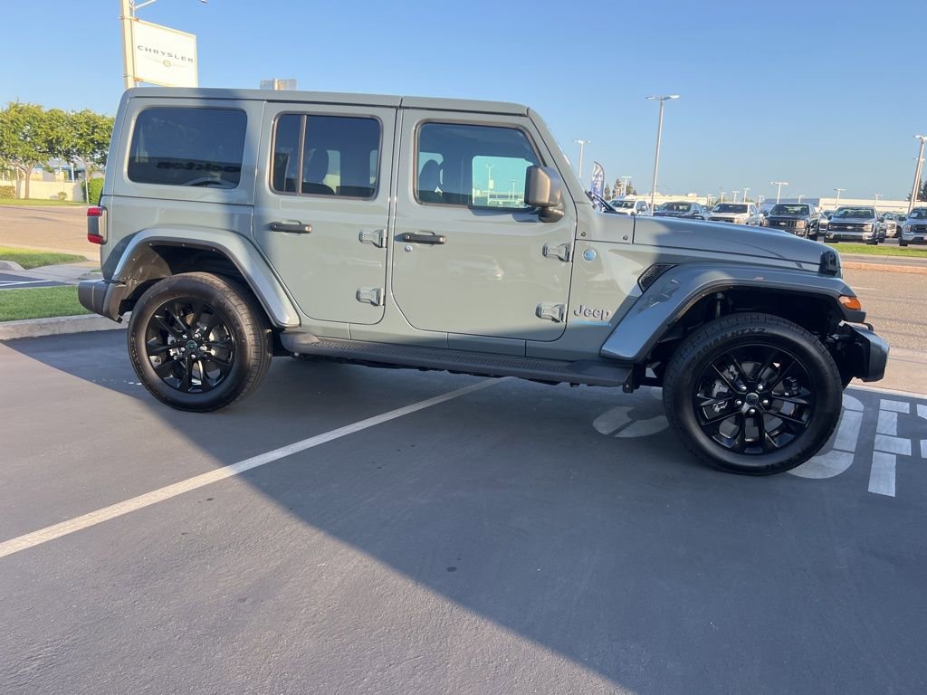 Used 2025 Jeep Wrangler Unlimited Sahara AWD/4WD image 12