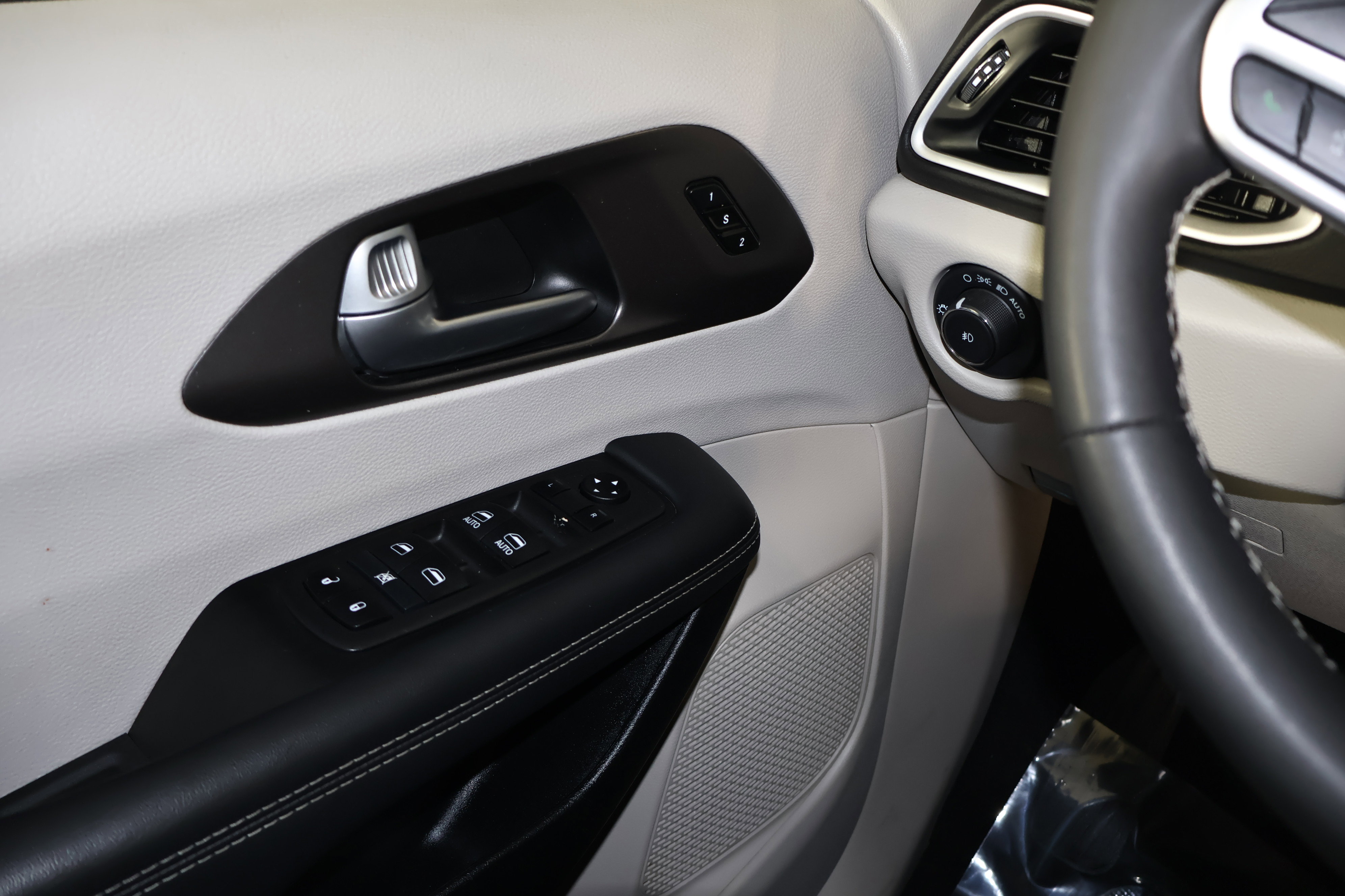 Used 2024 Chrysler Pacifica Touring-L image 32