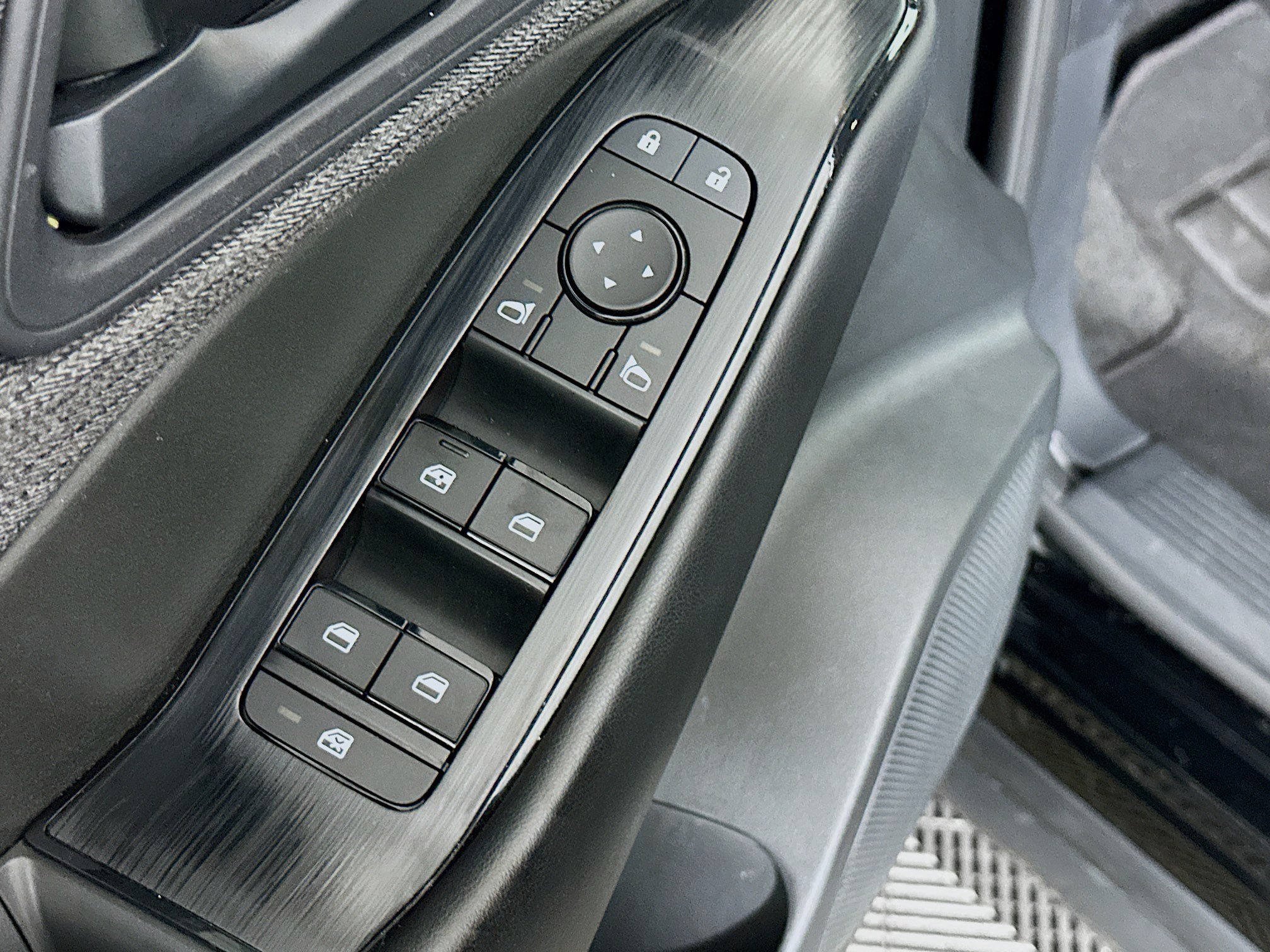 Used 2023 Nissan Rogue S image 15