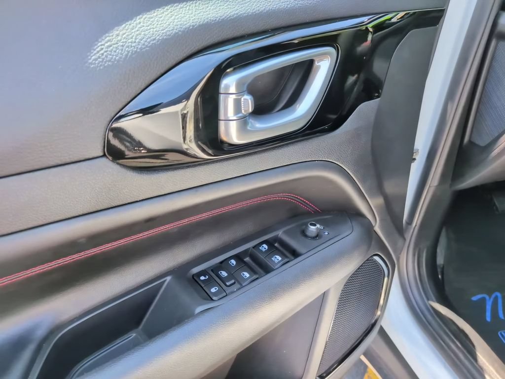 Used 2025 Jeep Compass Trailhawk AWD/4WD image 19