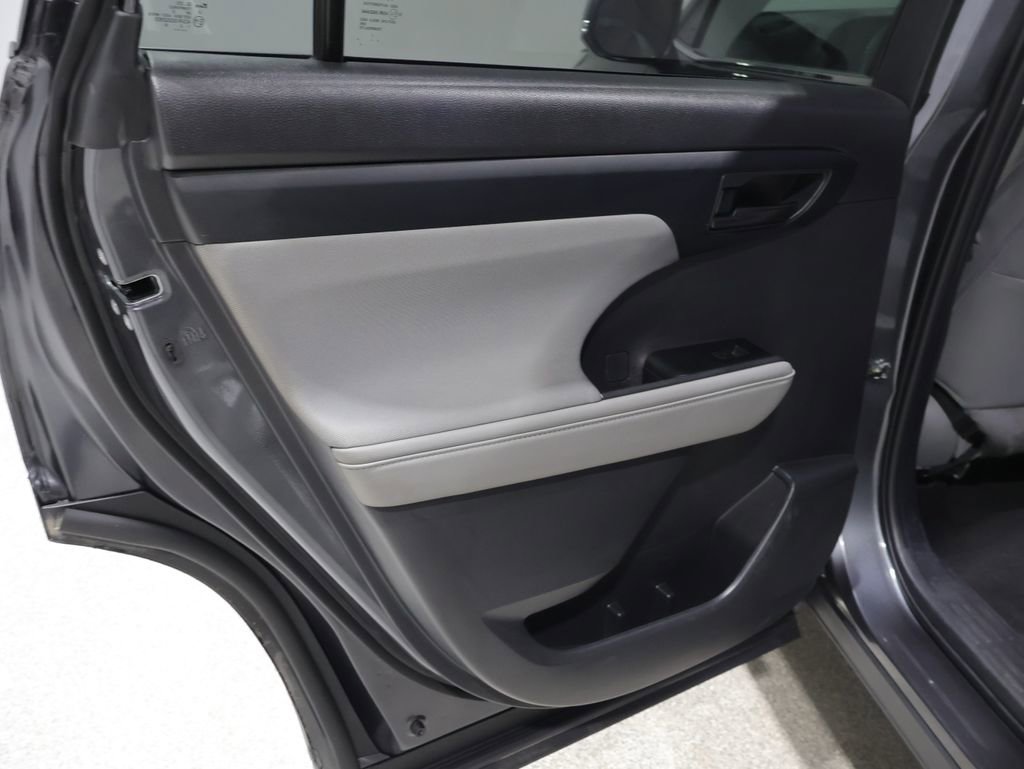 Used 2023 Toyota Highlander LE FWD image 19