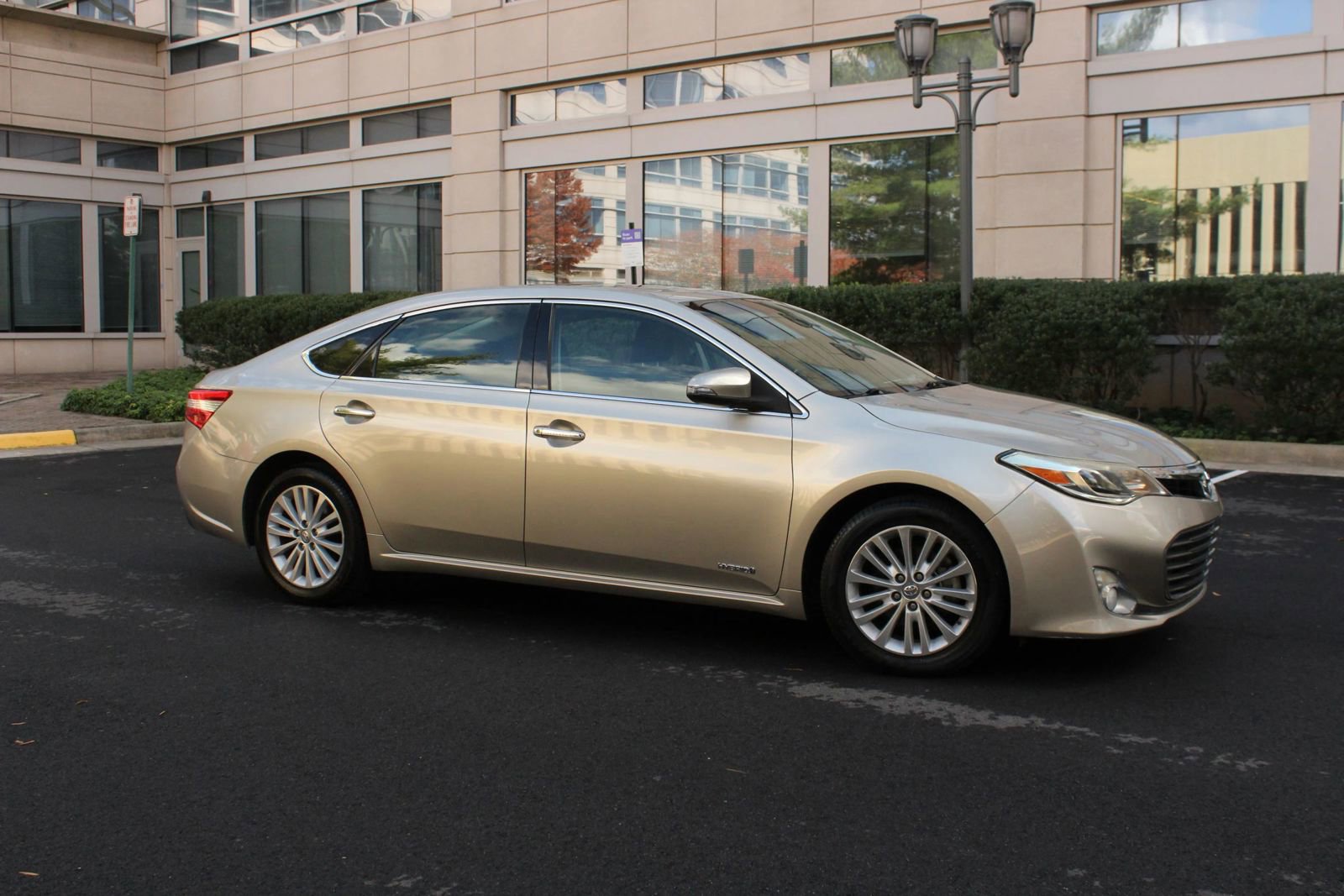 Used 2013 Toyota Avalon XLE Touring FWD image 2