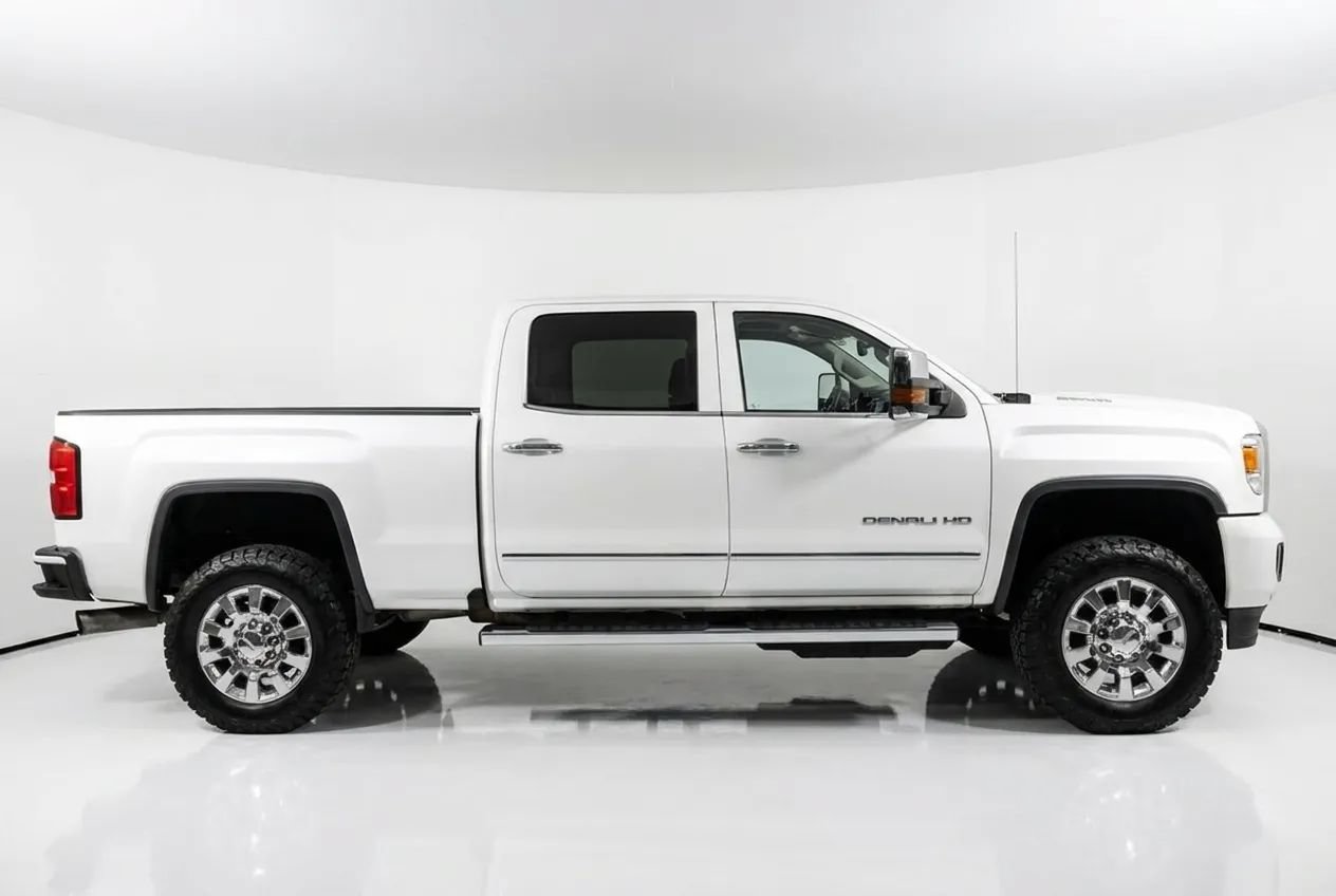 Used 2018 GMC Sierra 2500 Denali w/ Duramax Plus Package AWD/4WD image 4