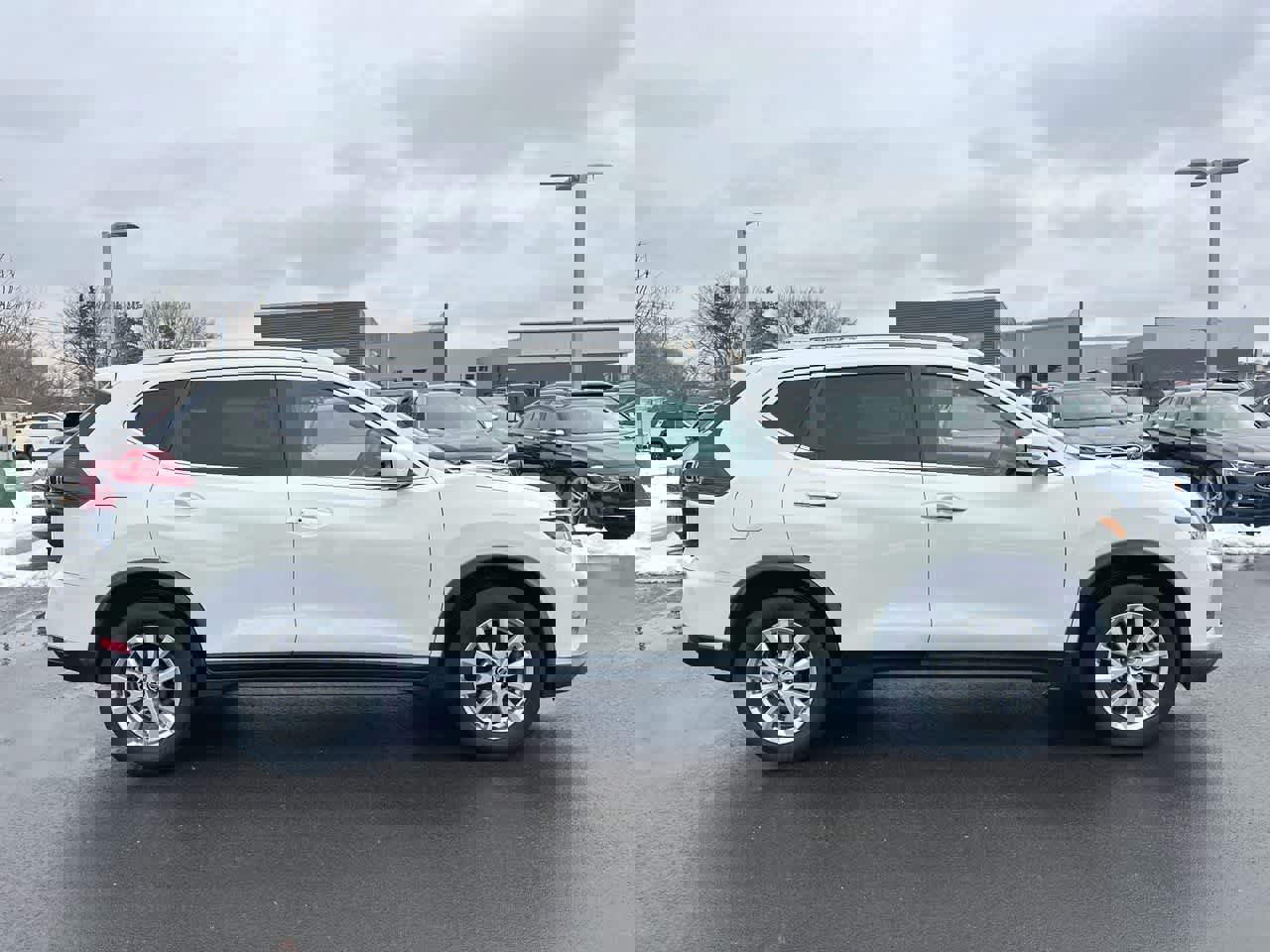 Used 2018 Nissan Rogue SV image 14