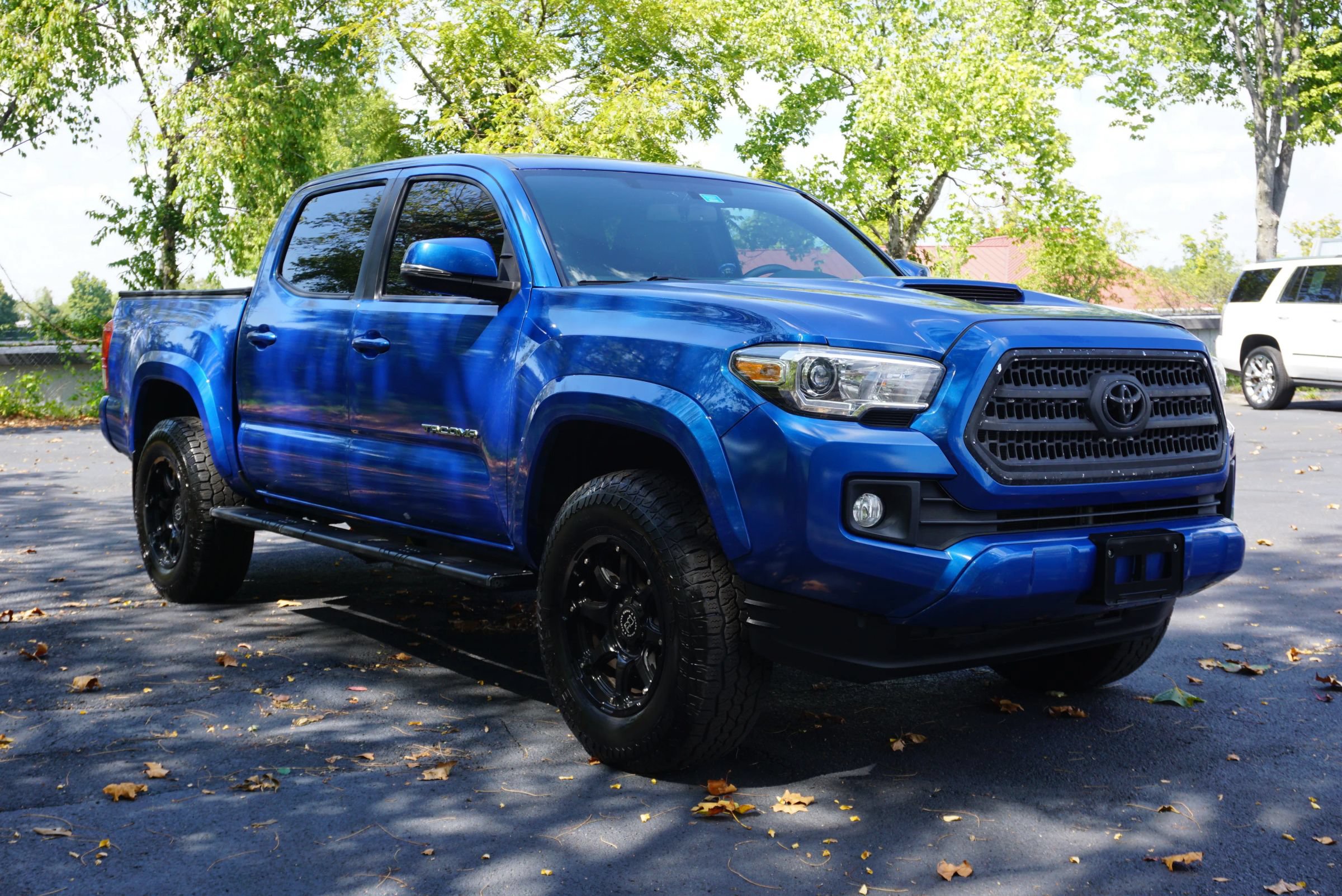 Used 2017 Toyota Tacoma TRD Sport w/ Tow Package (A/T) AWD/4WD image 3