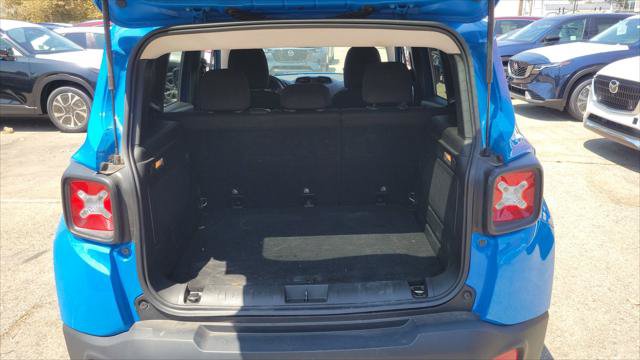 Used 2015 Jeep Renegade Latitude FWD image 8