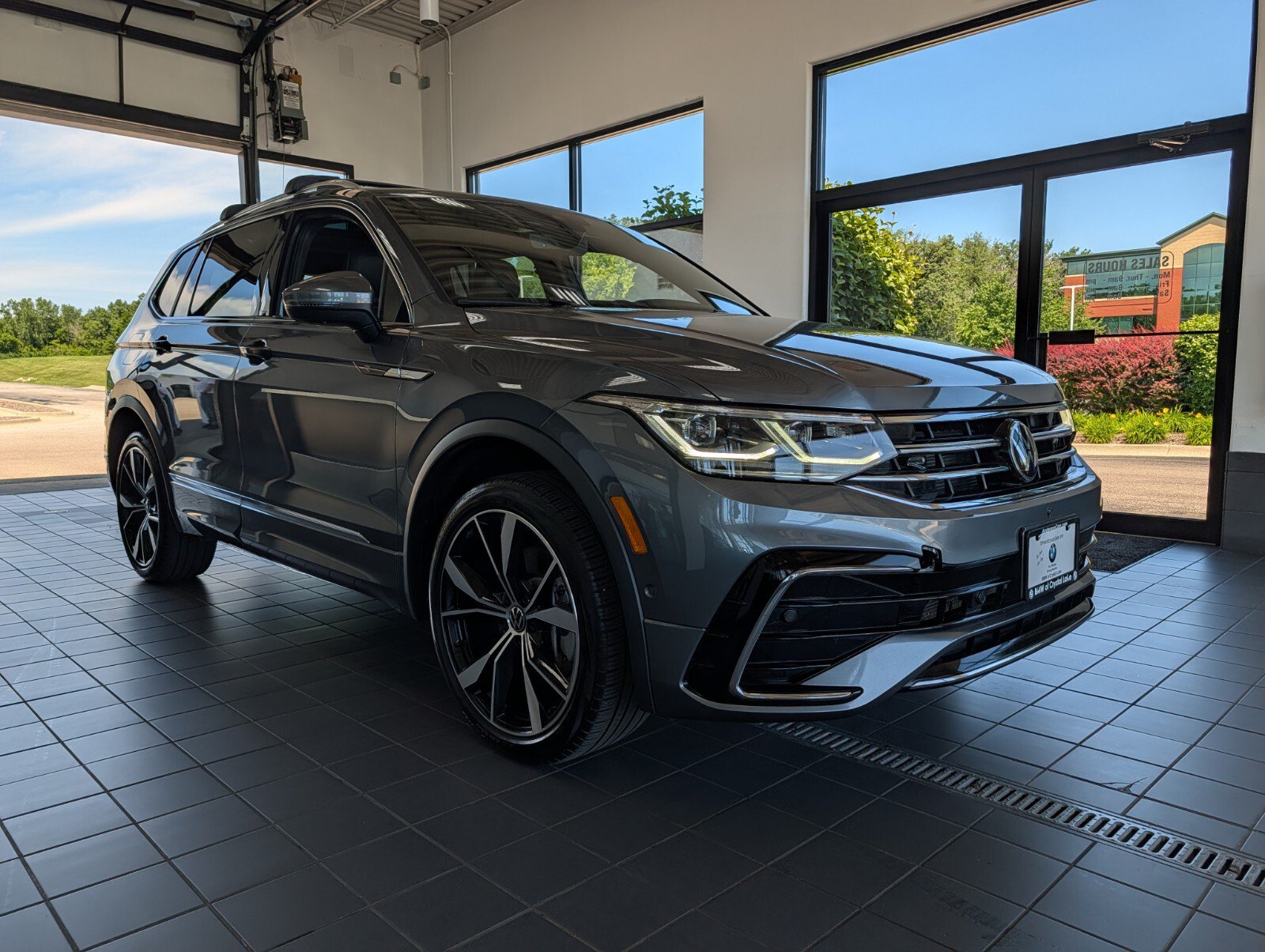 Used 2024 Volkswagen Tiguan SEL R-Line w/ MDO Package, Two-Row