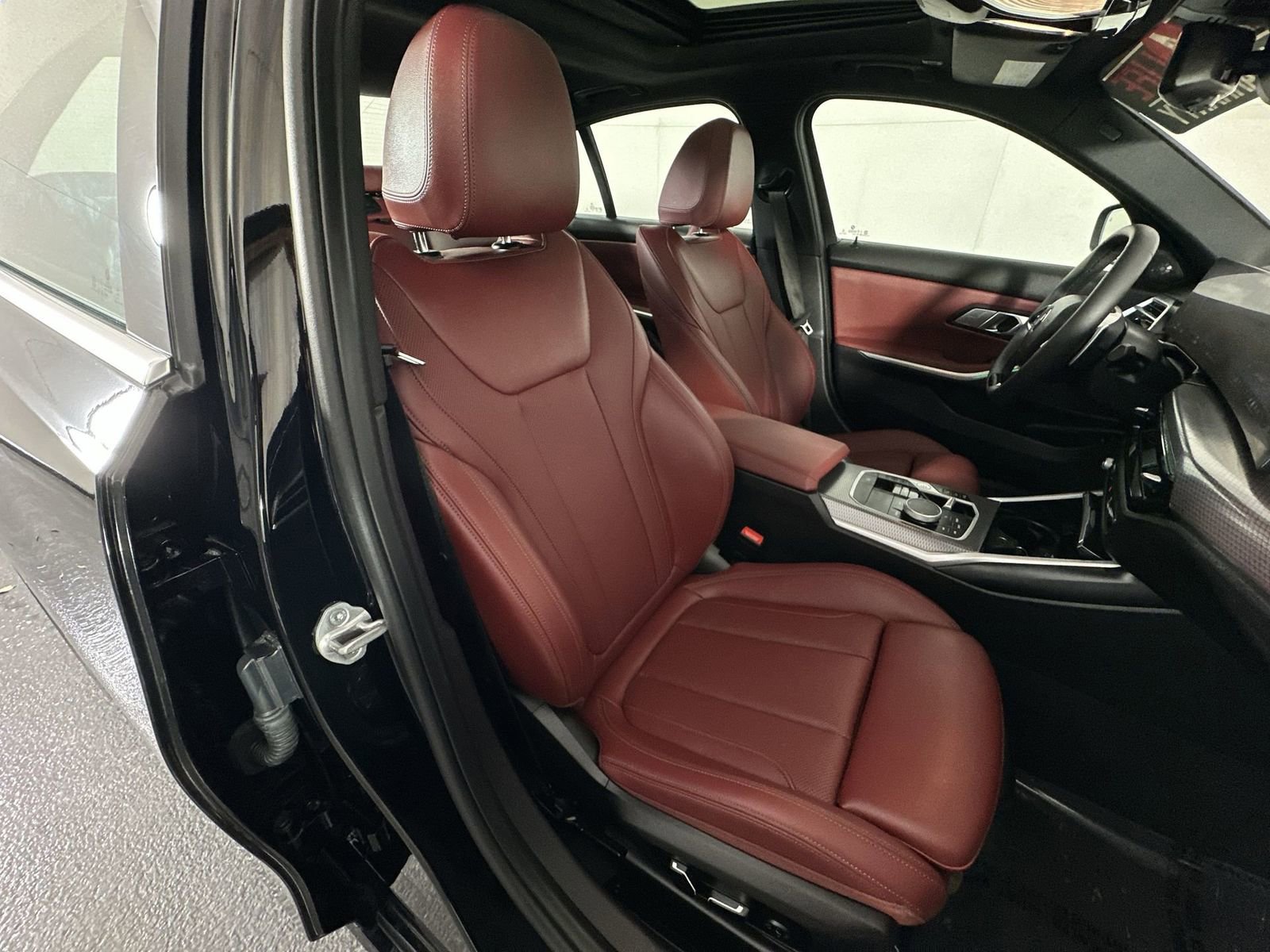 Used 2025 BMW 330i Sedan w/ Premium Package image 27