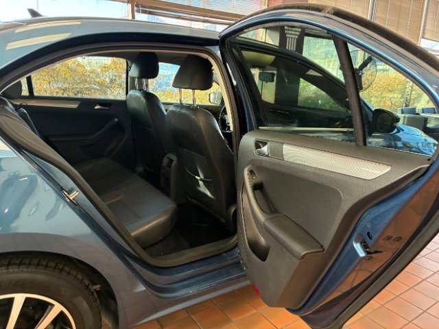 Used 2017 Volkswagen Jetta SE image 25