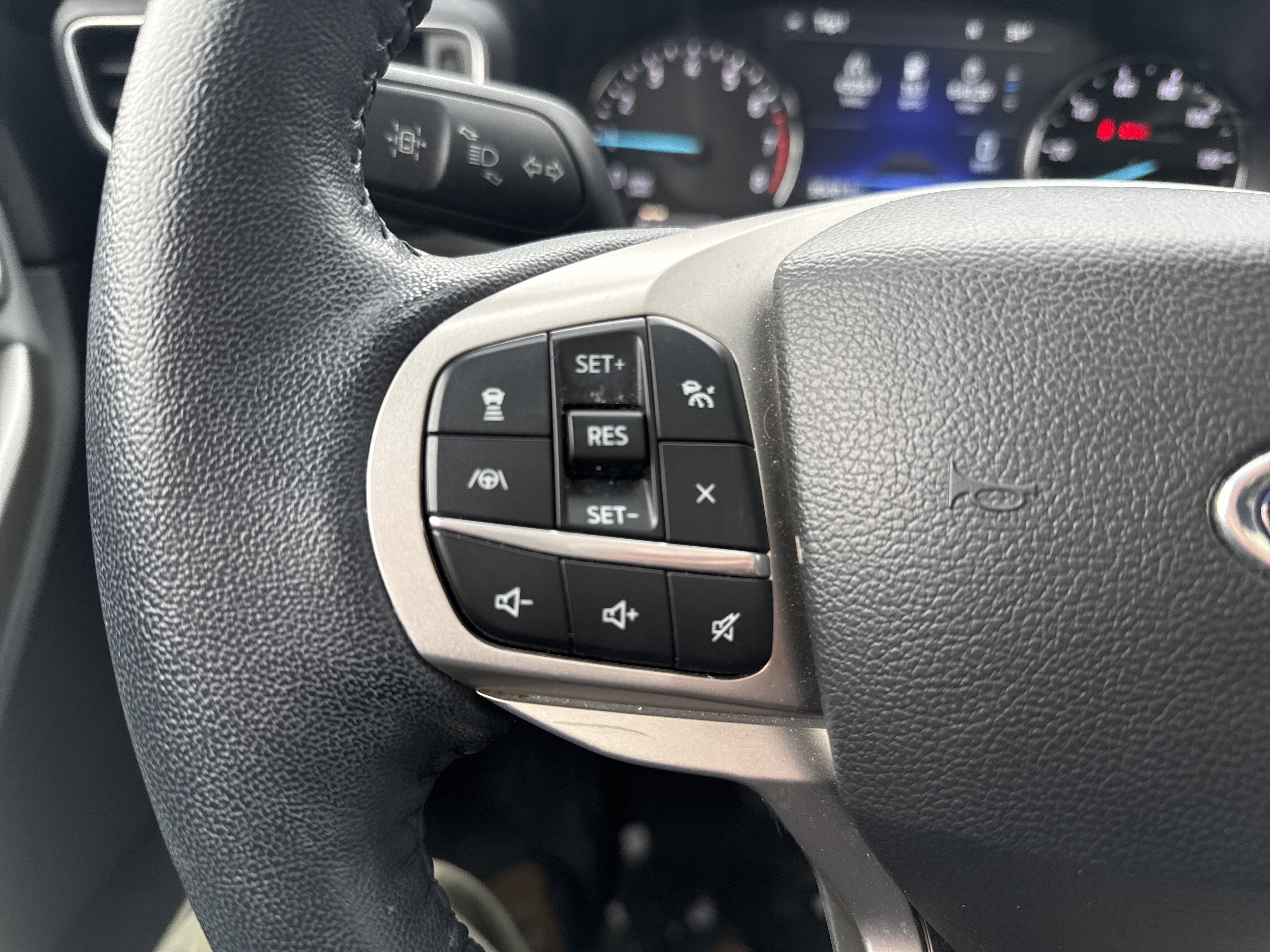 Used 2022 Ford Explorer XLT w/ Equipment Group 202A image 18