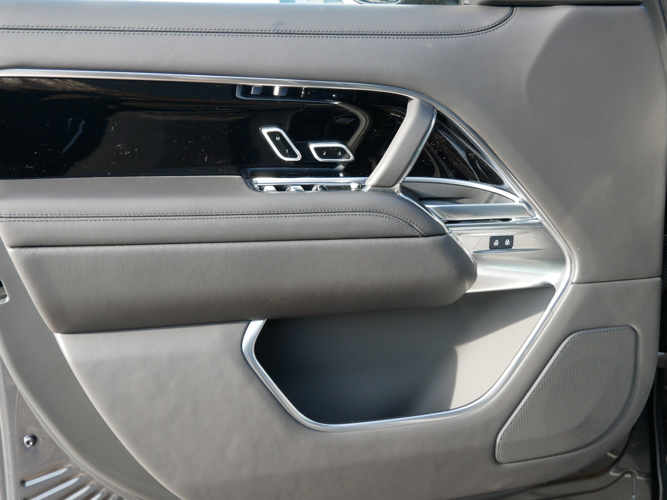 New 2025 Land Rover Range Rover SE image 4