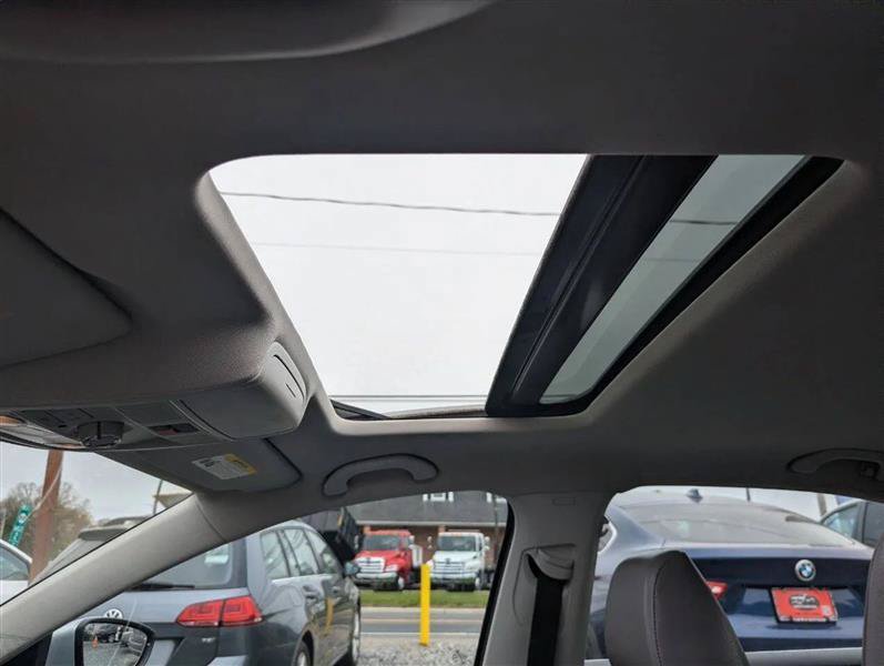 Used 2014 Volkswagen Jetta SEL FWD image 24