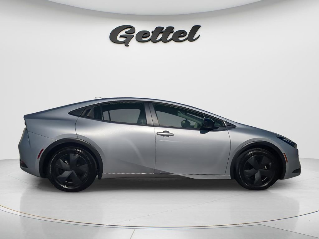 Used 2025 Toyota Prius LE FWD image 4